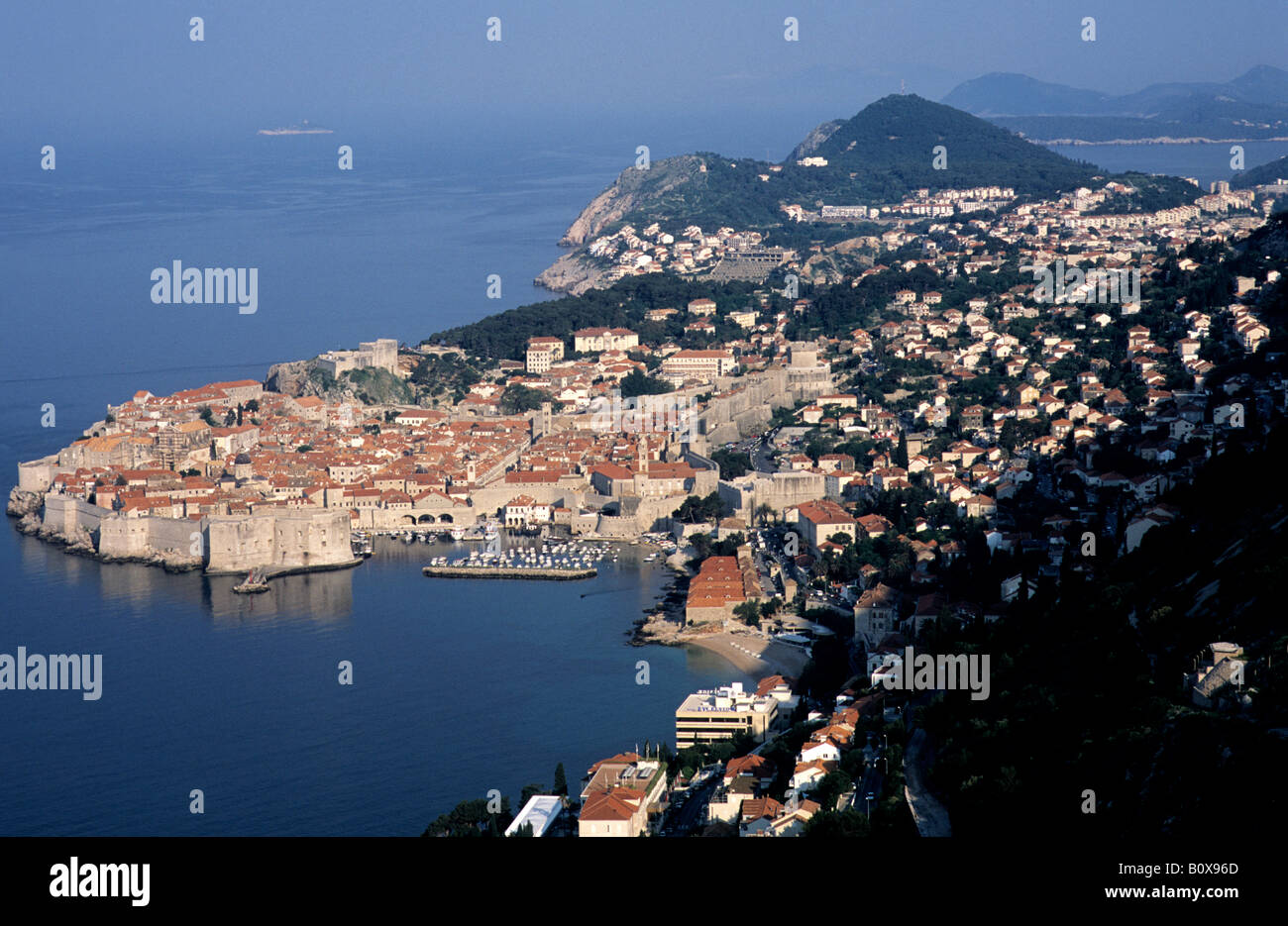 Un inizio di mattina vista dalla collina SRD oltre il centro storico di Dubrovnik, sulla costa della Dalmazia Meridionale Foto Stock