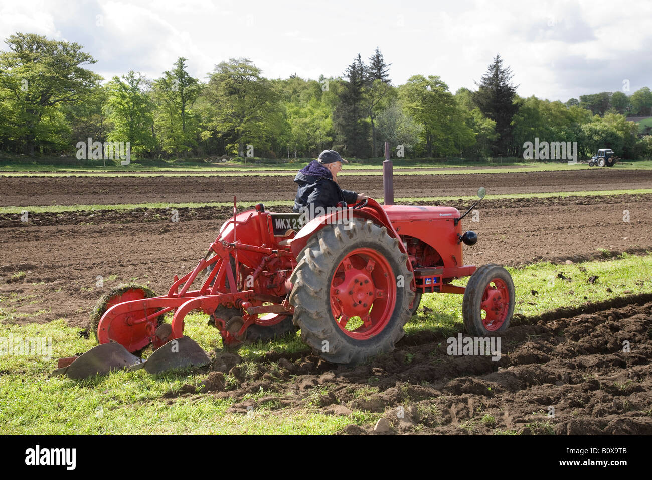 Red Cropmaster trattore a Vintage week end di lavoro Lyne di Skene, Scotland, Regno Unito Foto Stock