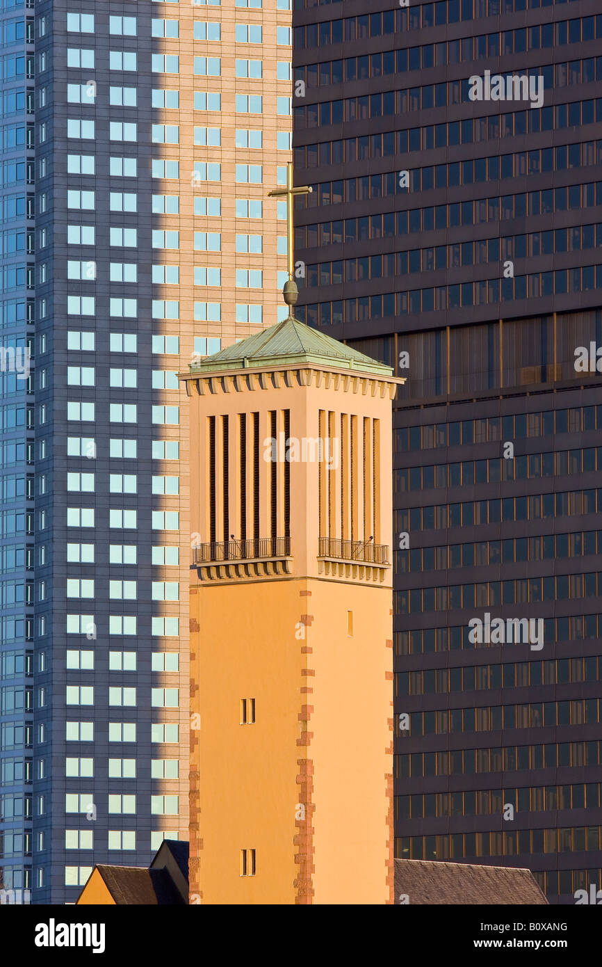 La torre della chiesa Matthaeus davanti a edifici per uffici, Germania, Hesse, Francoforte Foto Stock