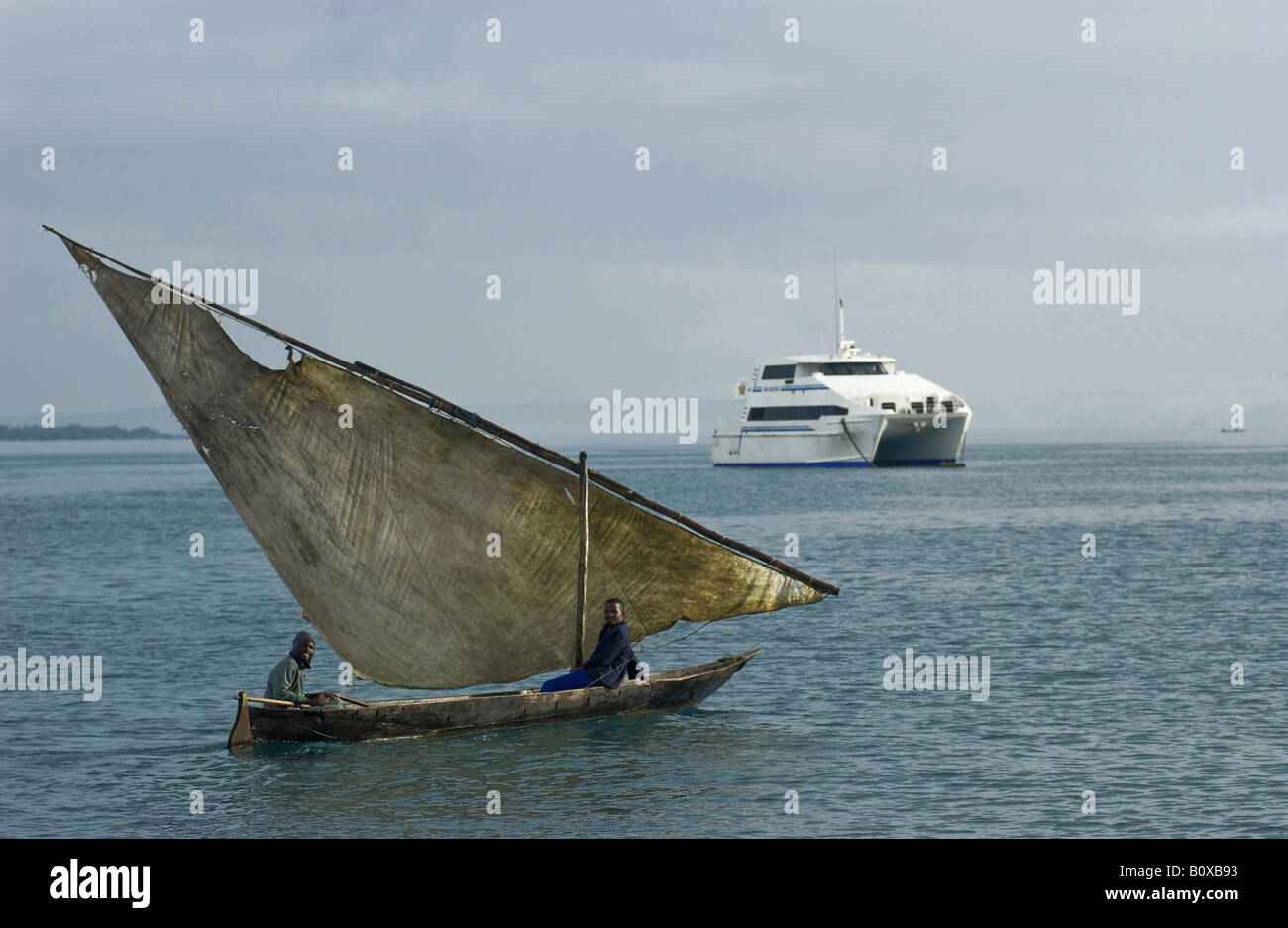 Antica barca dhow contrasto traghetto moderno Zanzibar Tanzania Foto Stock