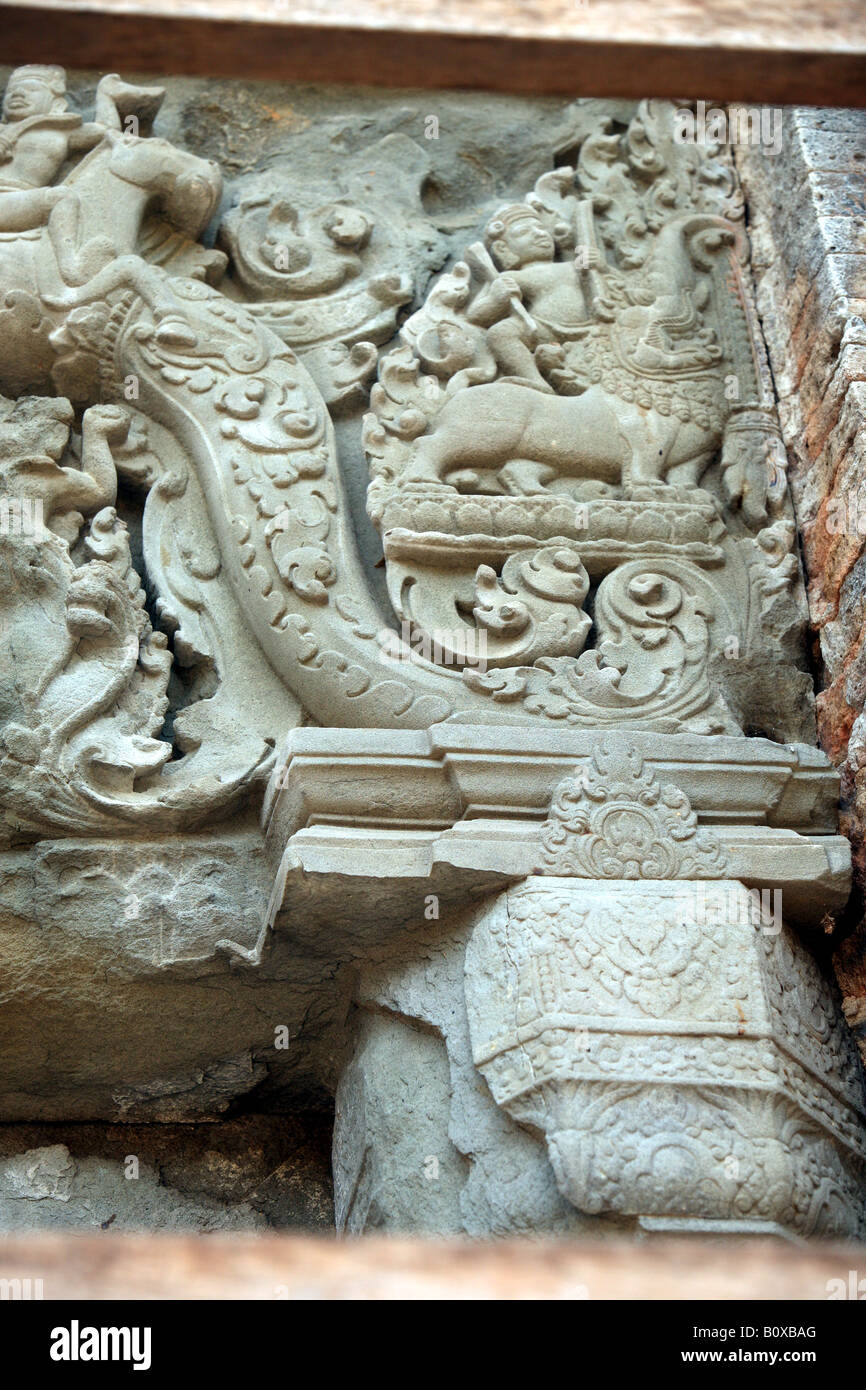 Delicato resti delle originali decorazioni in stucco di Preah Ko un tempio Khmer parte di 9thC Roluos gruppo nei pressi di Angkor Wat. Foto Stock