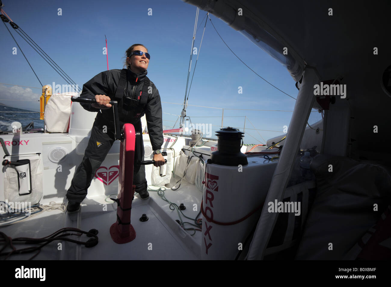 Sailor Sam Davies visto winching a bordo del Roxy sessanta piedi Transat yacht prima della gara da Plymouth, Devon, a Boston, Stati Uniti d'America. Foto Stock