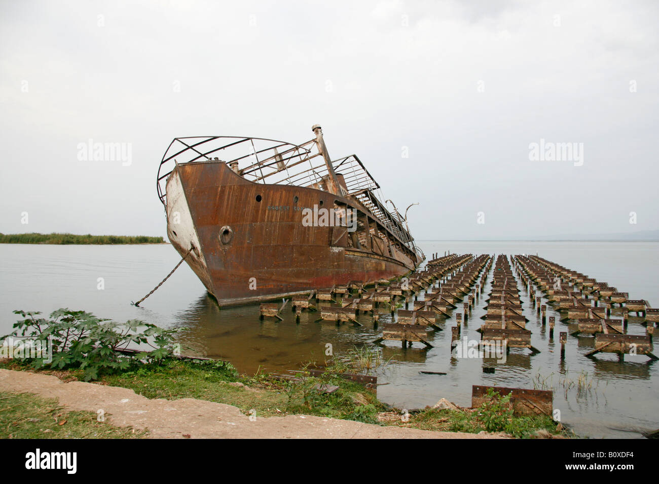 Il relitto della nave a vapore Robert Coryndon e i resti del molo a Butiaba porta sul lago Albert, Uganda occidentale Foto Stock