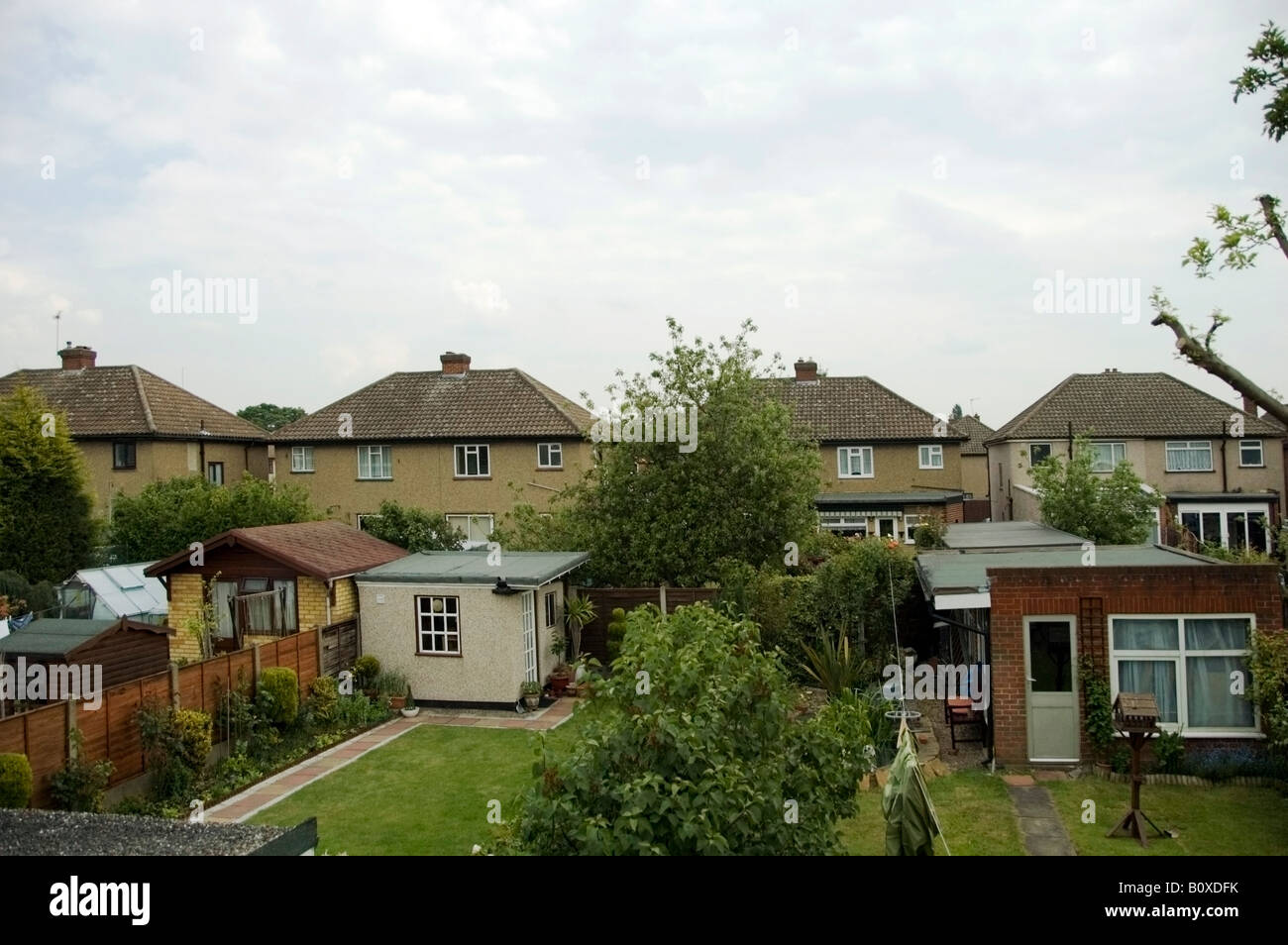 Arial giardini vista di 40s, 50s semi residenziale-case unifamiliari, Collier Row, Romford, Essex, Gran Bretagna, Regno Unito, Europa UE Foto Stock