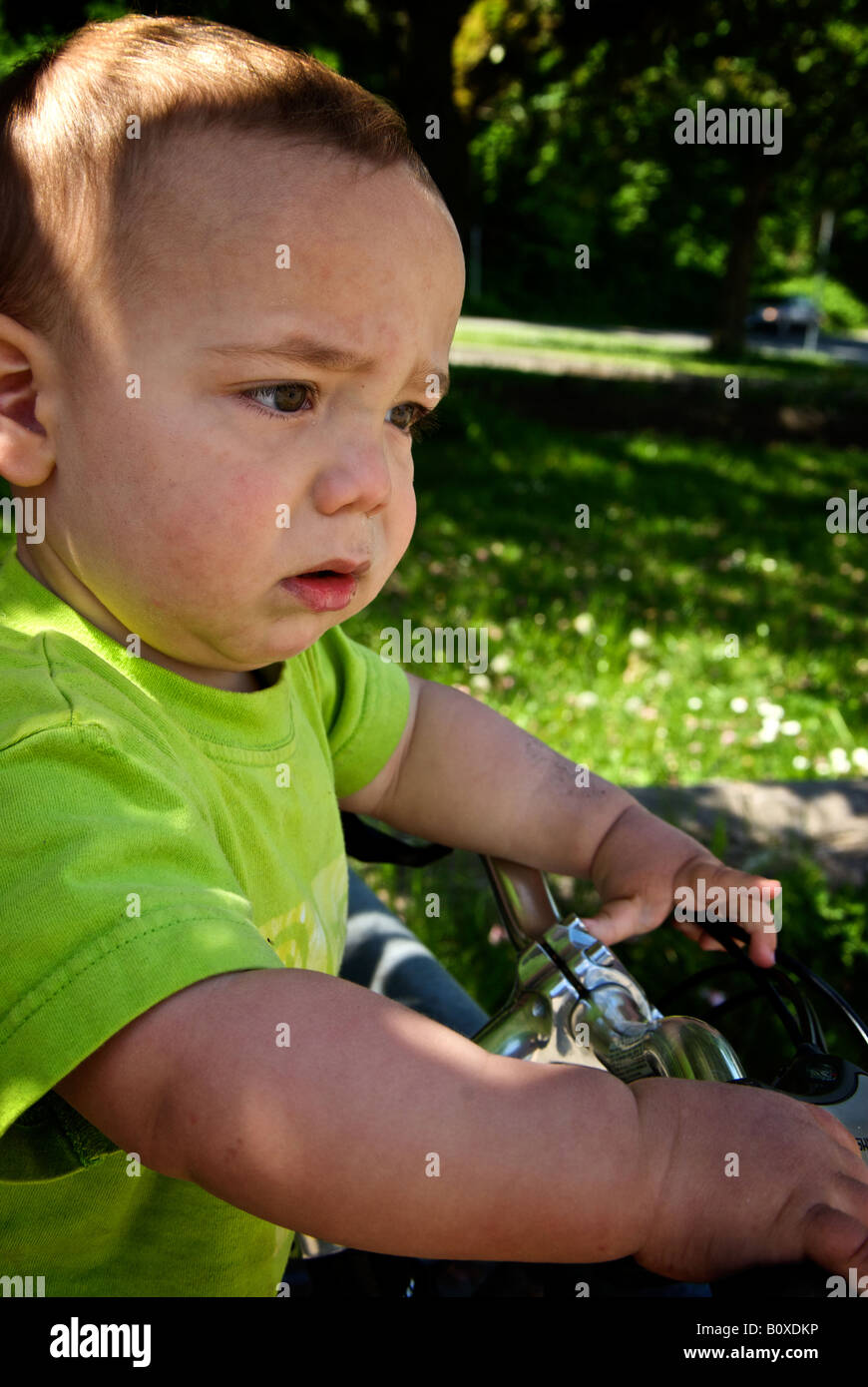 Baby boy futuro BMX bike racer Foto Stock