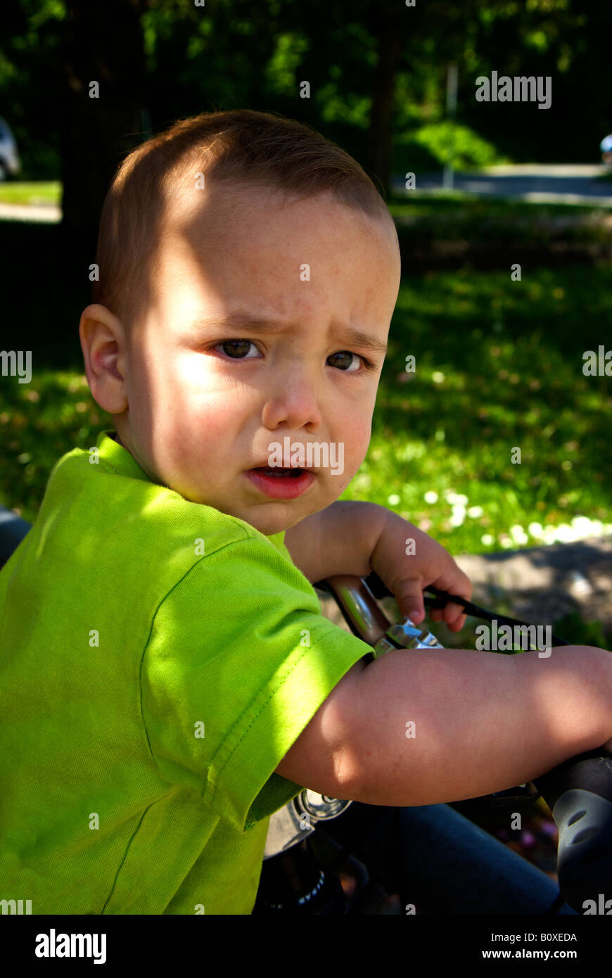 Baby boy futuro BMX bike racer Foto Stock