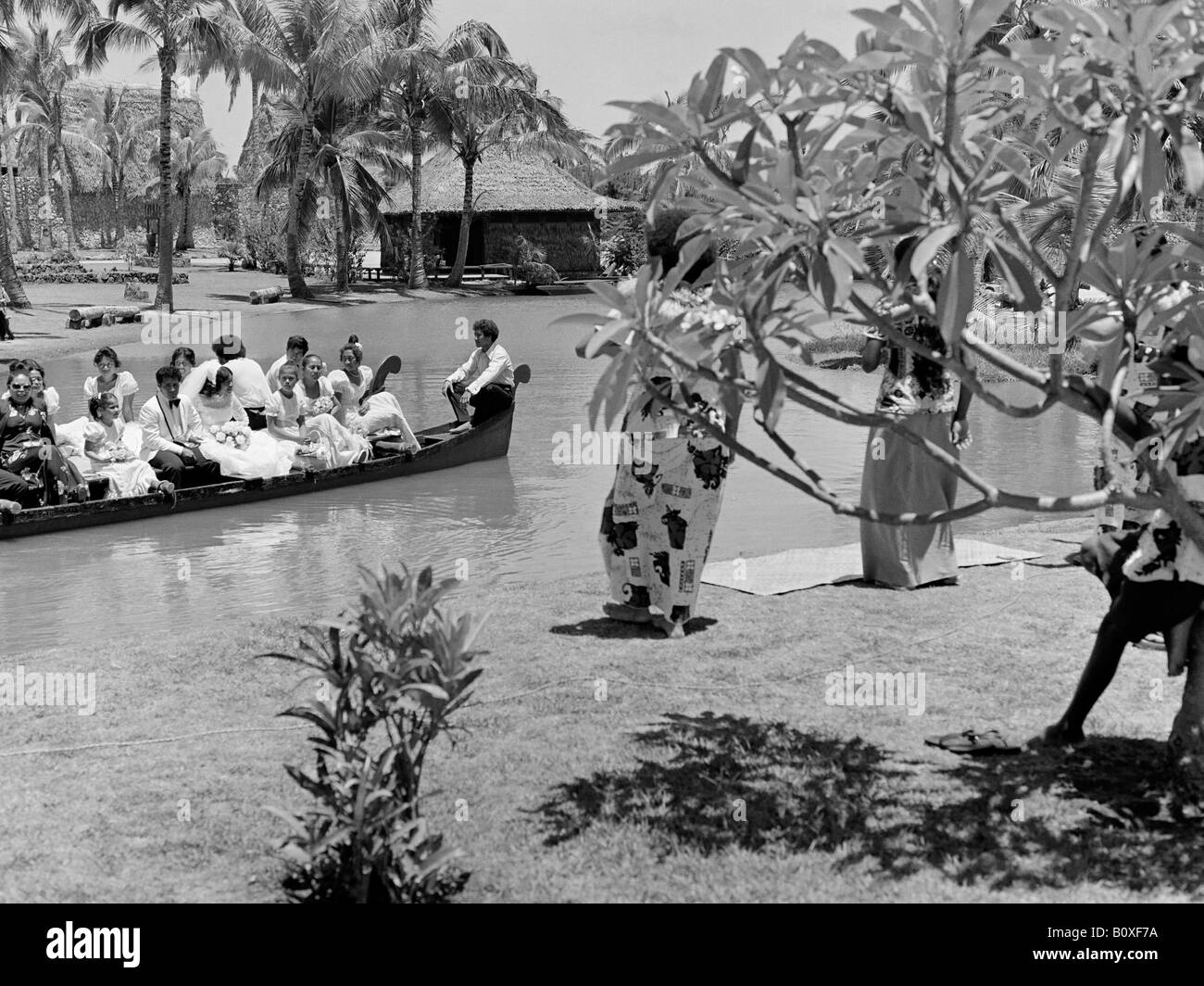 Festa di nozze in a doppio scafo canoa villaggio Fijiano Centro Culturale Polinesiano 1976 Foto Stock