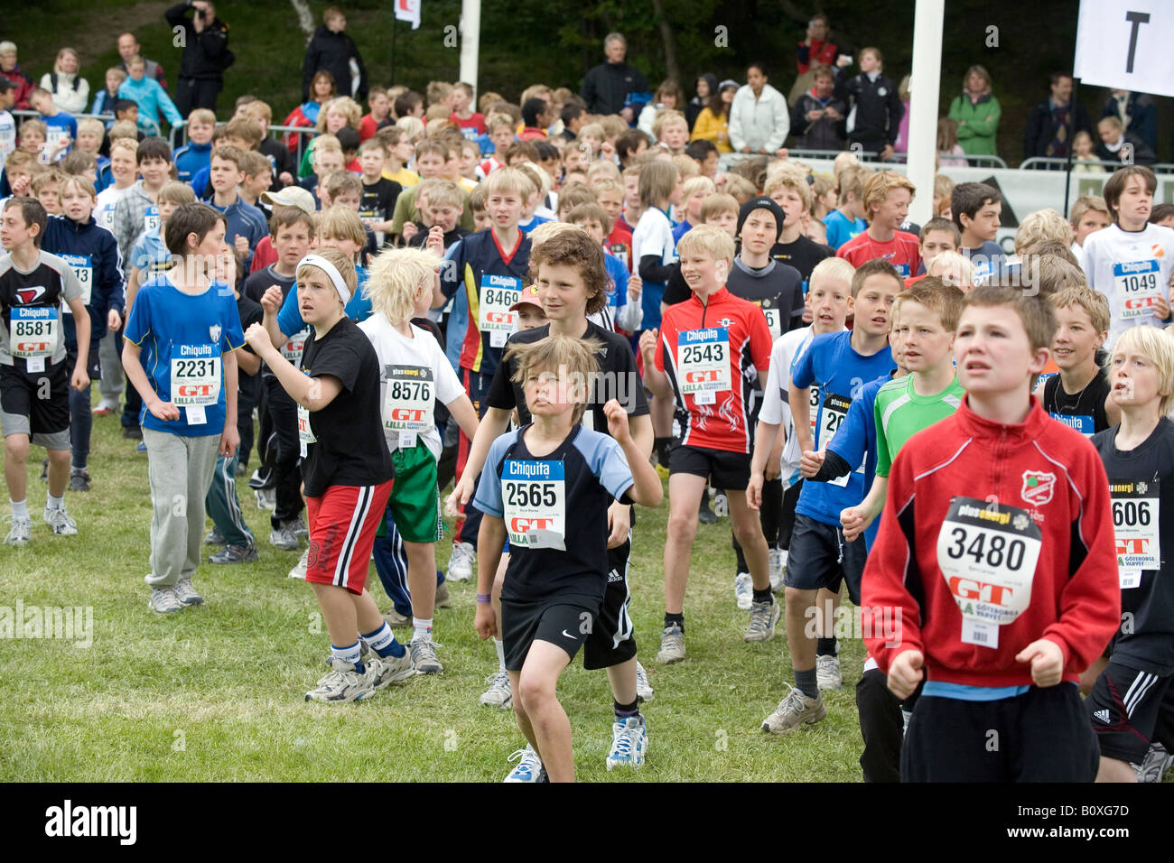 La Folla di 12enne ragazzi tenetevi pronti a correre una gara Foto Stock