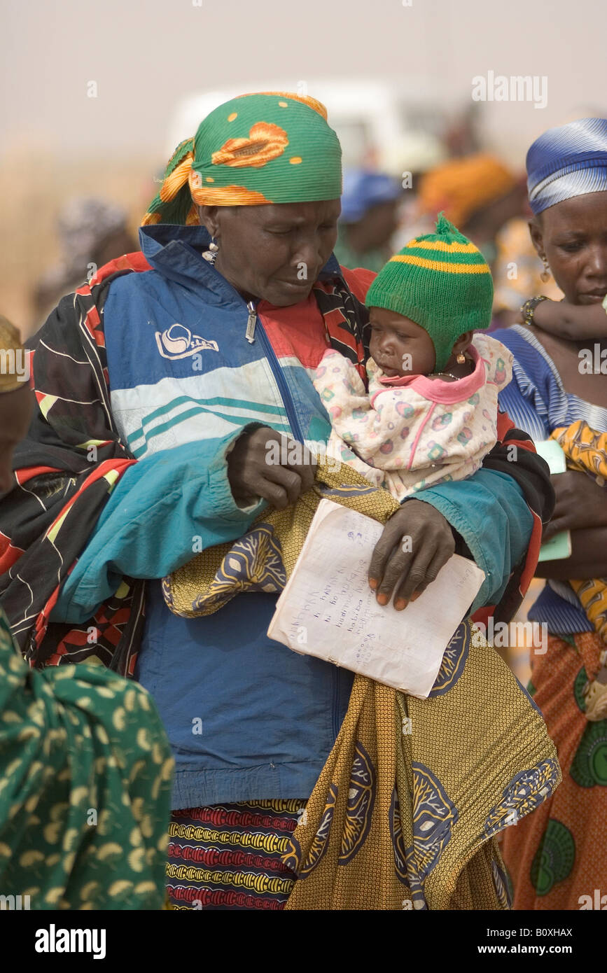 Hausa nonna e i bambini che frequentano la Croce Rossa clinic Tahoua Niger Africa occidentale Foto Stock