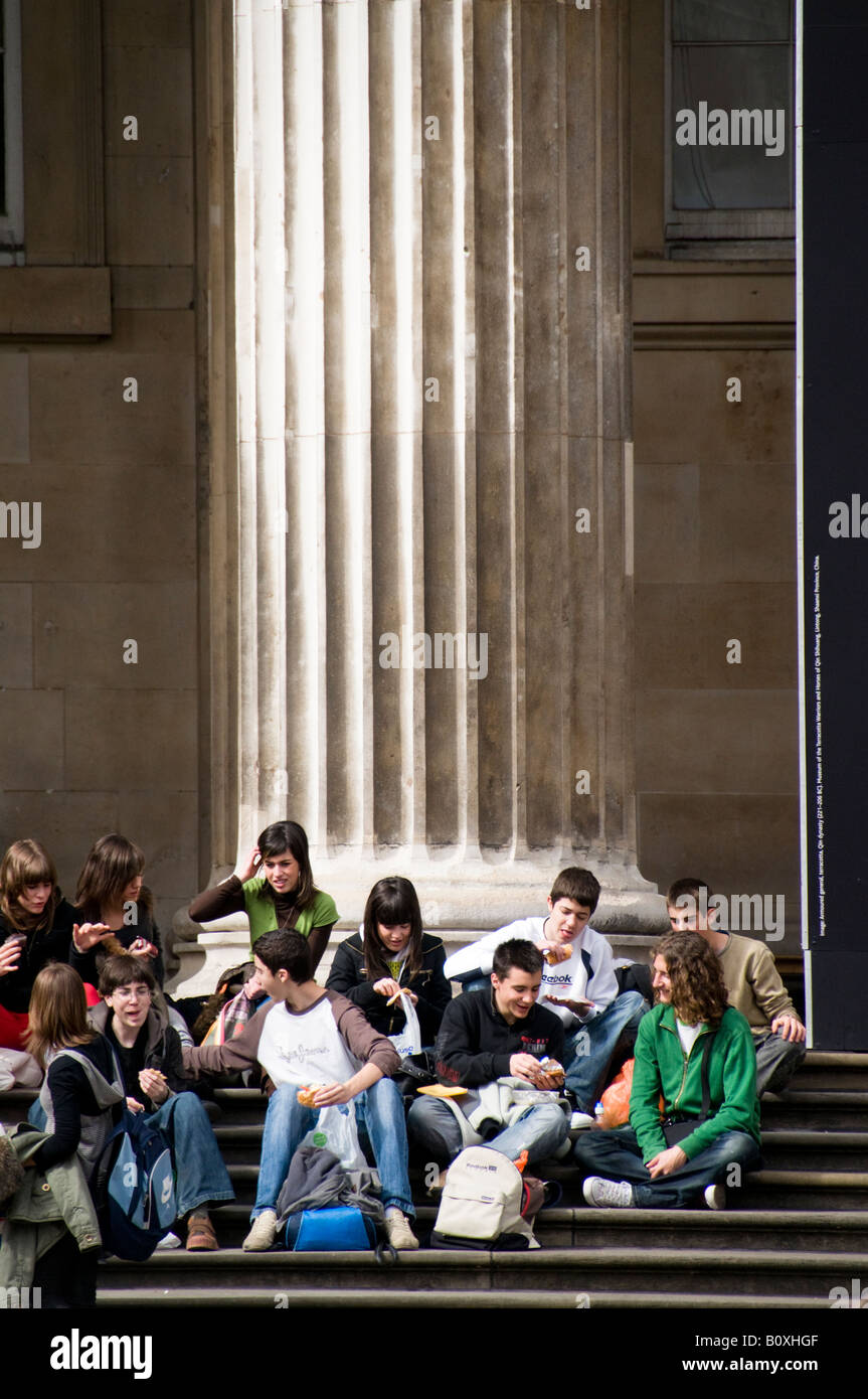 I giovani seduti sulle scale, Ingresso del British Museum di Londra, Inghilterra Foto Stock