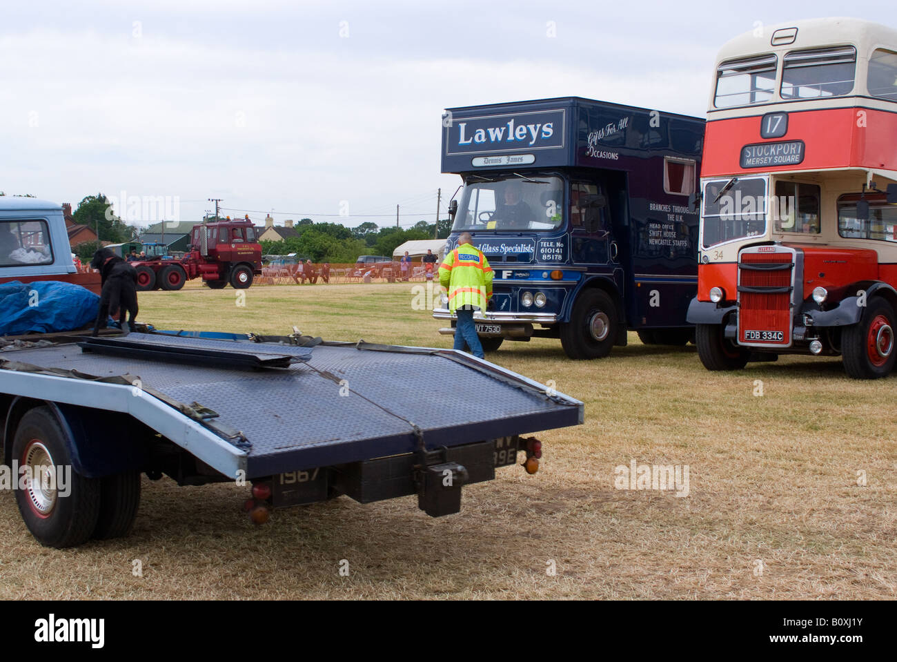 Vecchio Stockport Corporation Leyland Titan Double Decker Bus e 1966 ERF Boxvan LV a Smallwood Vintage Rally Cheshire England Regno Unito Foto Stock