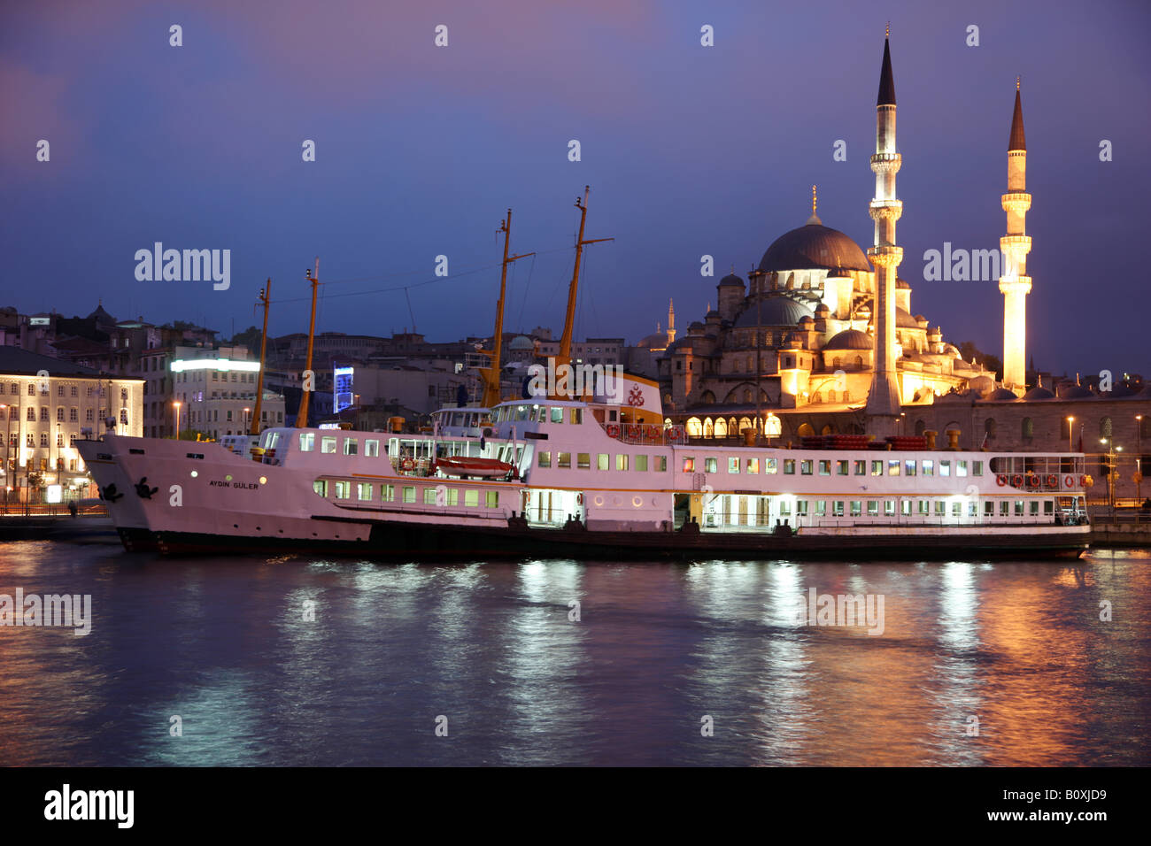 TUR Turchia Istanbul nuova moschea nella zona Eminoenue ferry boat Foto Stock