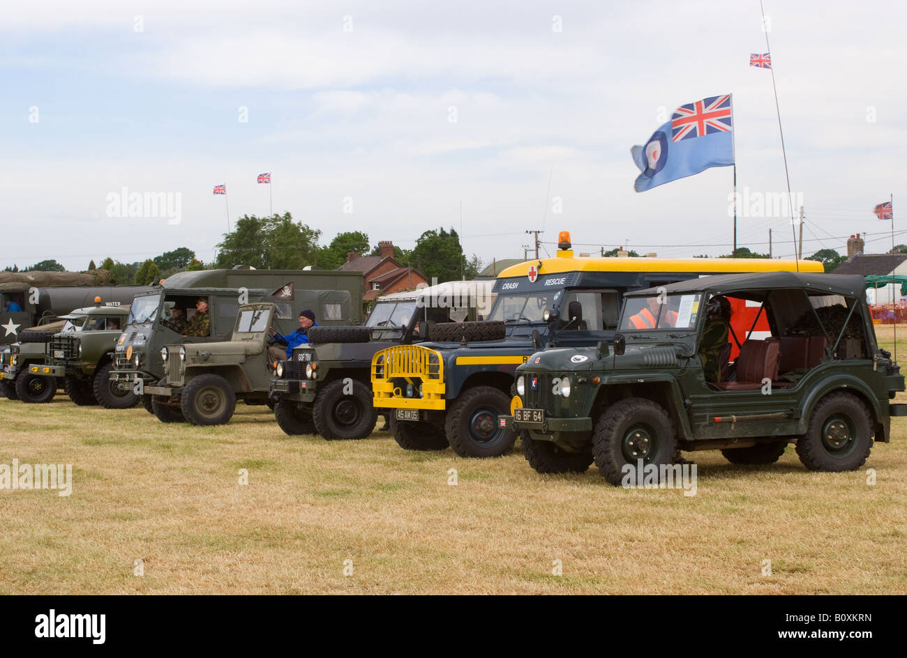 Una linea di inglesi e americani veicoli militari a Smallwood Vintage Rally Cheshire England Regno Unito Regno Unito Foto Stock