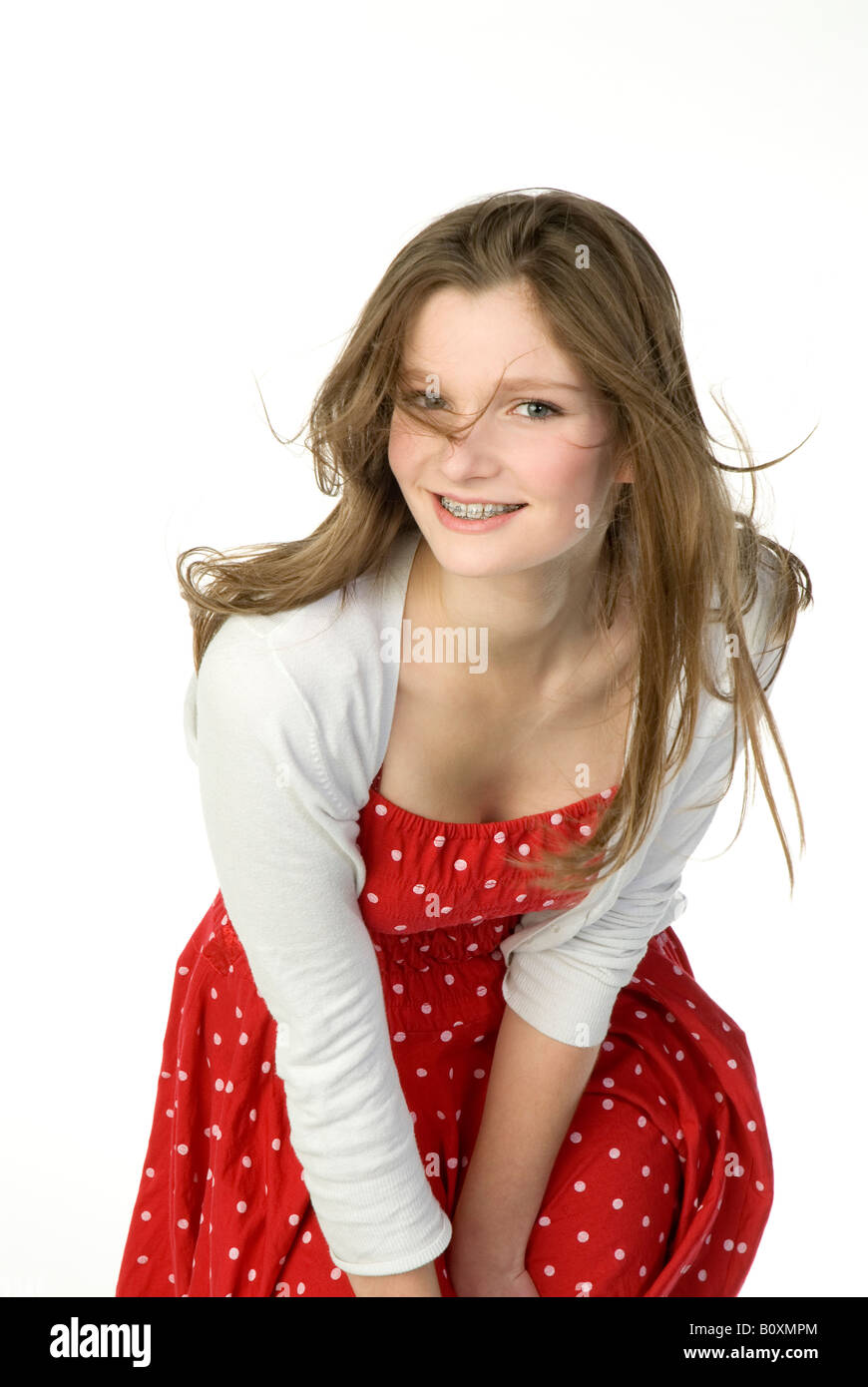 Brunette girl (13-14) in abito rosso, ritratto Foto Stock