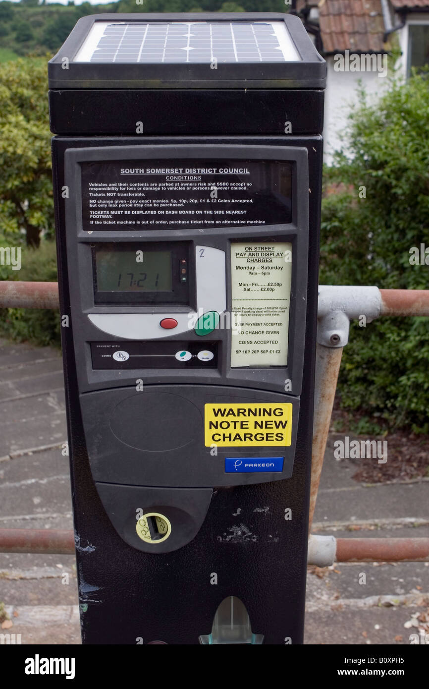 Powered Solar ticket machine erogazione di pagare e visualizzare i Biglietti per South Somerset consiglio del distretto in Yeovil Foto Stock