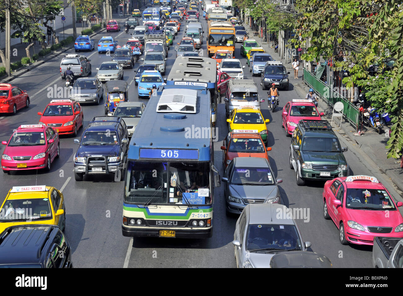 Inceppamento del traffico nella strada Phetburi, Thailandia, Bangkok Foto Stock
