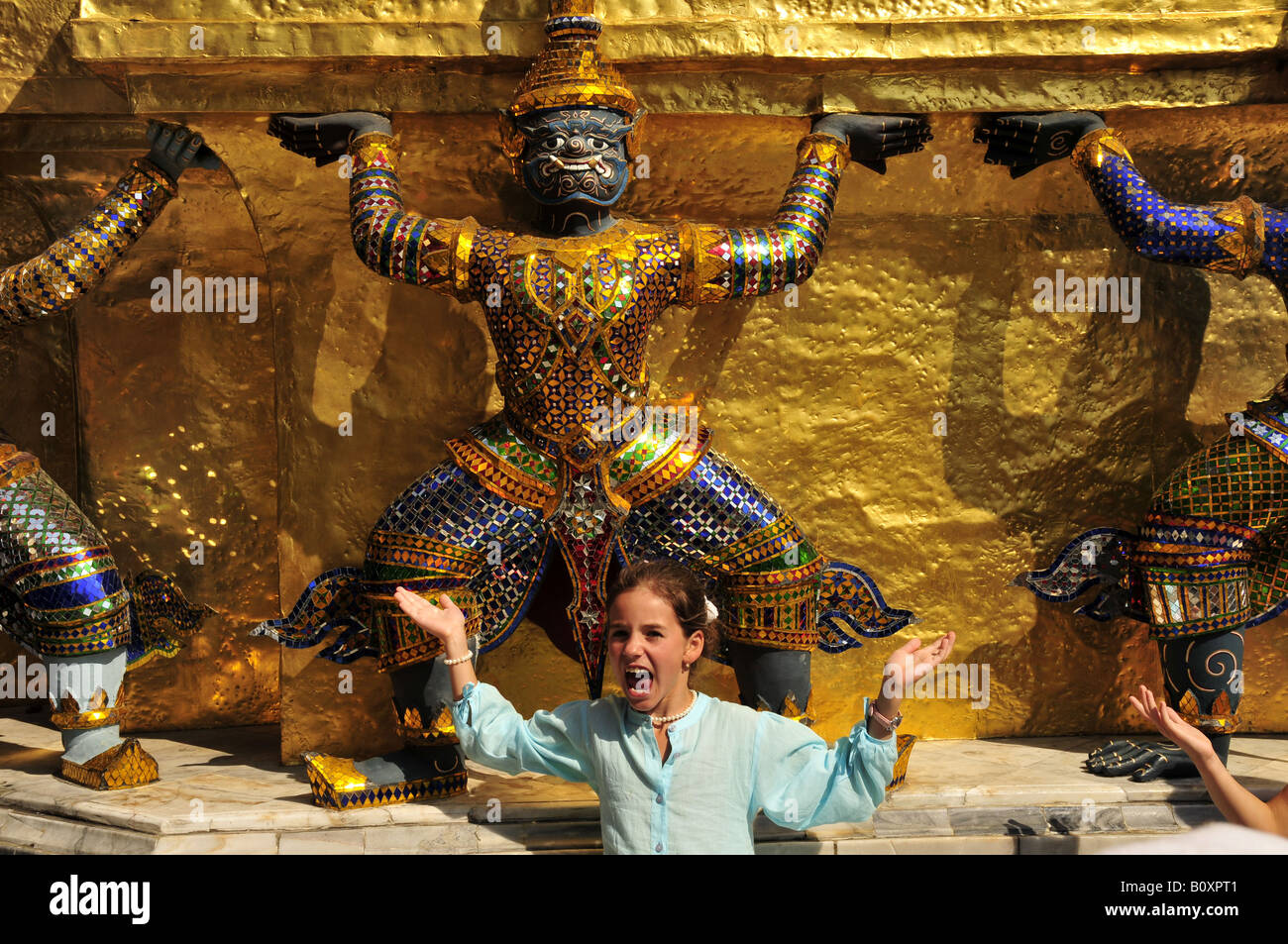 L'American Pit Bull Terrier (Canis lupus f. familiaris), la ragazza di fronte golden Chedi Phra Sri Rattana e i demoni, Wat Phra Kae Foto Stock