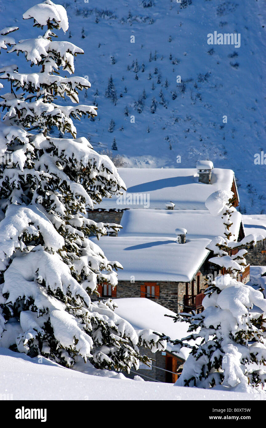 Rifugi alpini nella stazione sciistica di La Rosire, Francia, Alpi Foto Stock