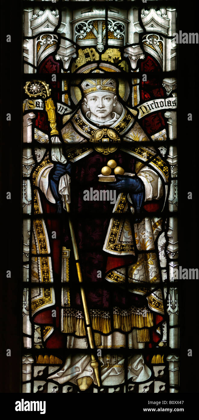 Vetrata di San Nicola con tre d'oro borse che ha dato luogo al segno Pawnbroker la chiesa di San Nicola Foto Stock