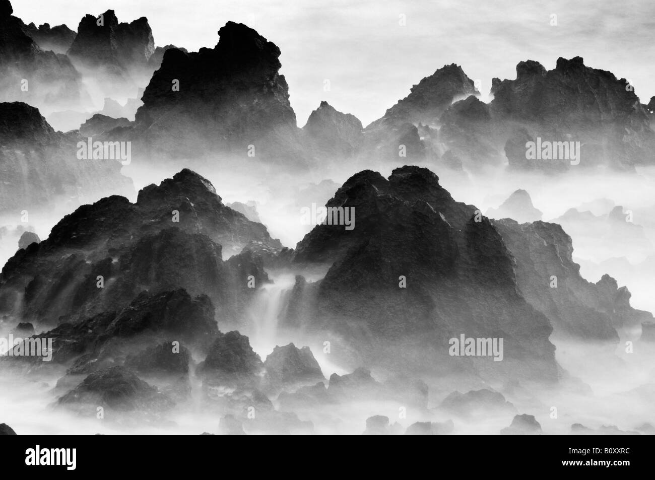 Tempo di esposizione del mare e rocce in monocromia Foto Stock