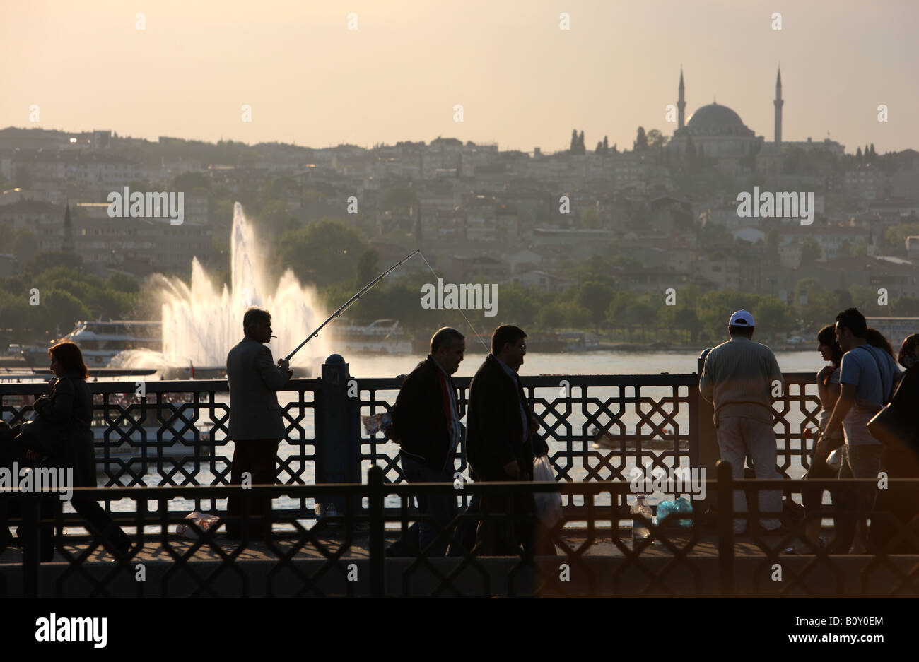 TUR Turchia Istanbul Galata Bridge crossing the Golden Horn stretto ristoranti e bar nella leva inferiore del ponte Foto Stock