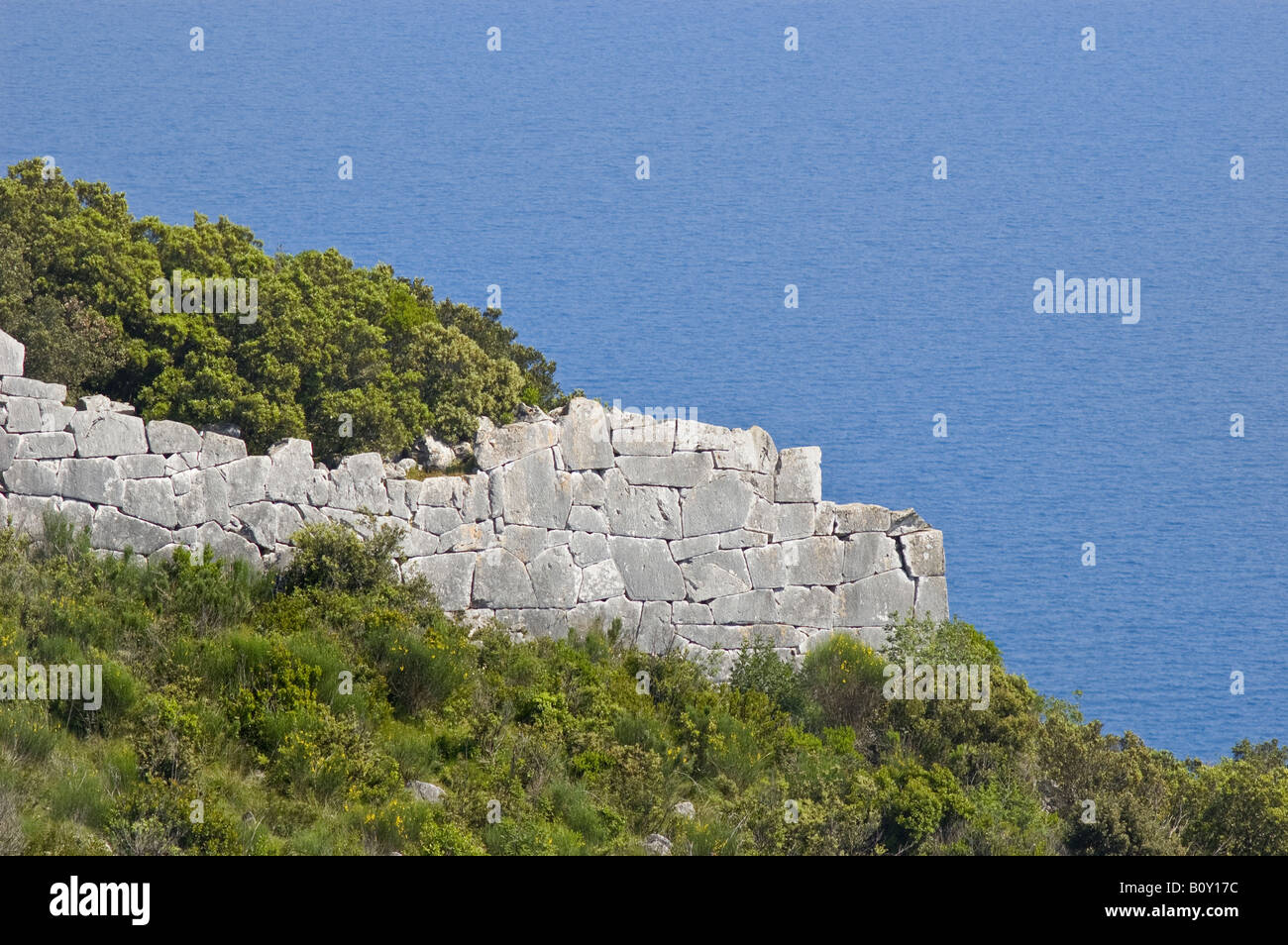 Delle antiche mura romane di circe tempio sulla sommità del promontorio del Circeo Foto Stock