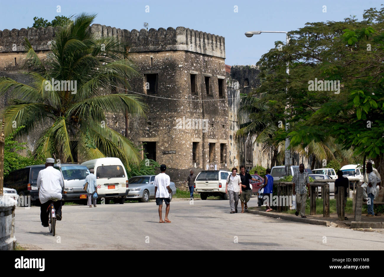 Il vecchio forte di Zanzibar turisti Stone Town Foto Stock