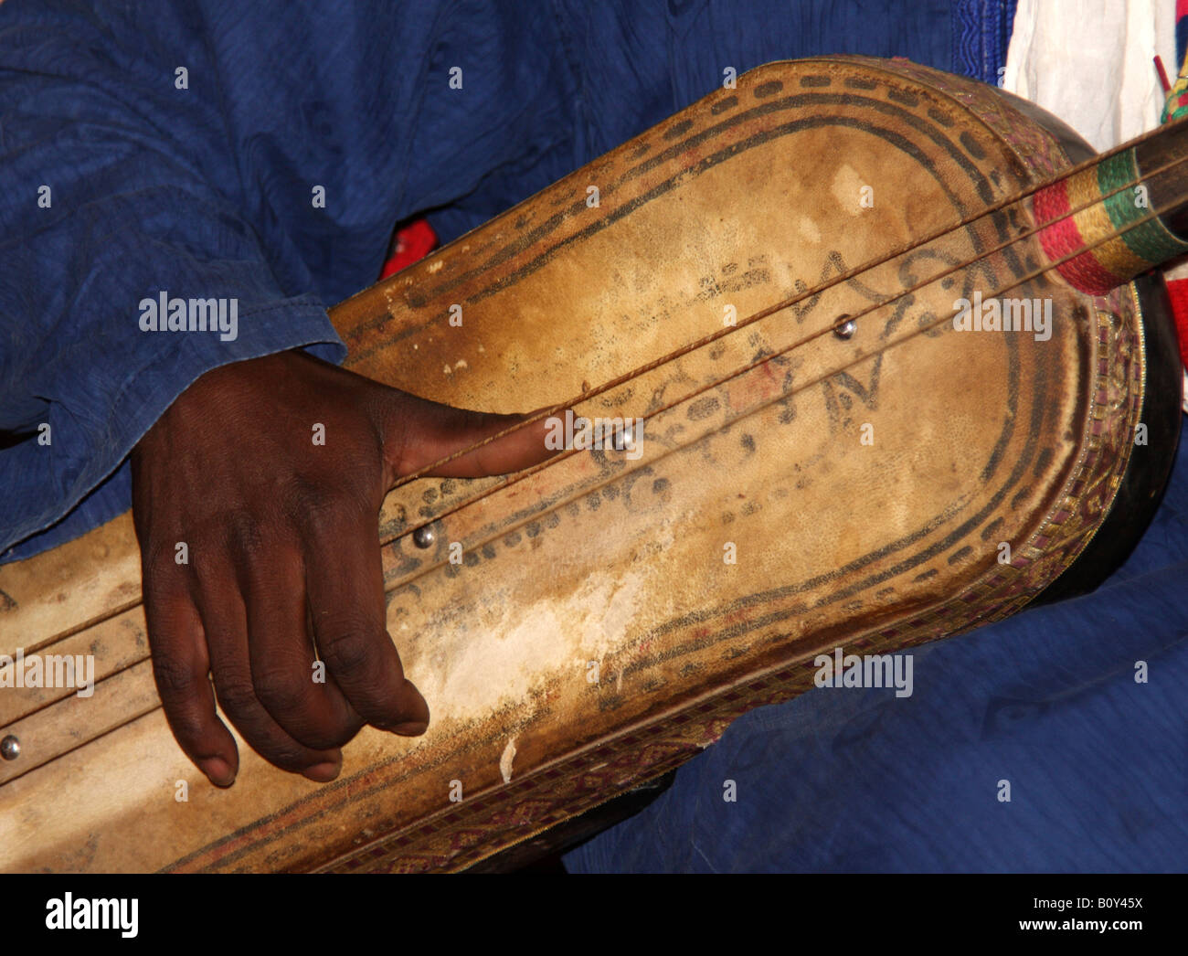 Hajhouj o guembri, a tre corde per liuto di percussione, usata nella  tradizionale Gnawa o Gnauoa Musica di Khamlia Foto stock - Alamy