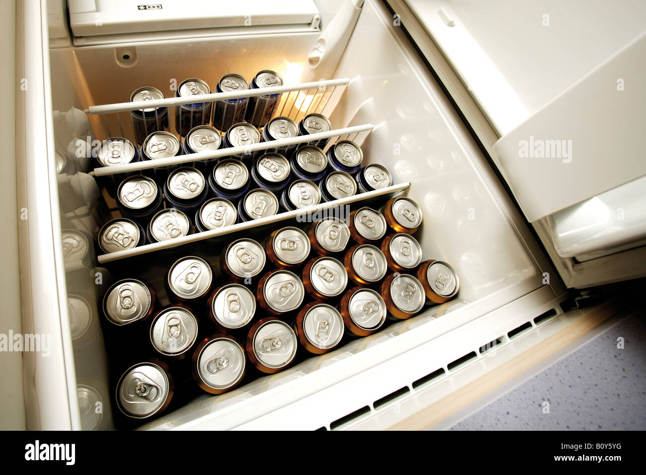 Lattine di birra in frigo a basso angolo di visione Foto Stock