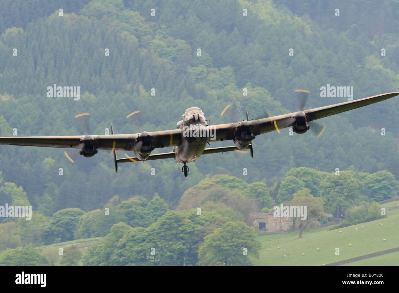 Battle of Britain Memorial Flight Lancaster volando sul serbatoio Derwent Derbyshire Inghilterra Foto Stock