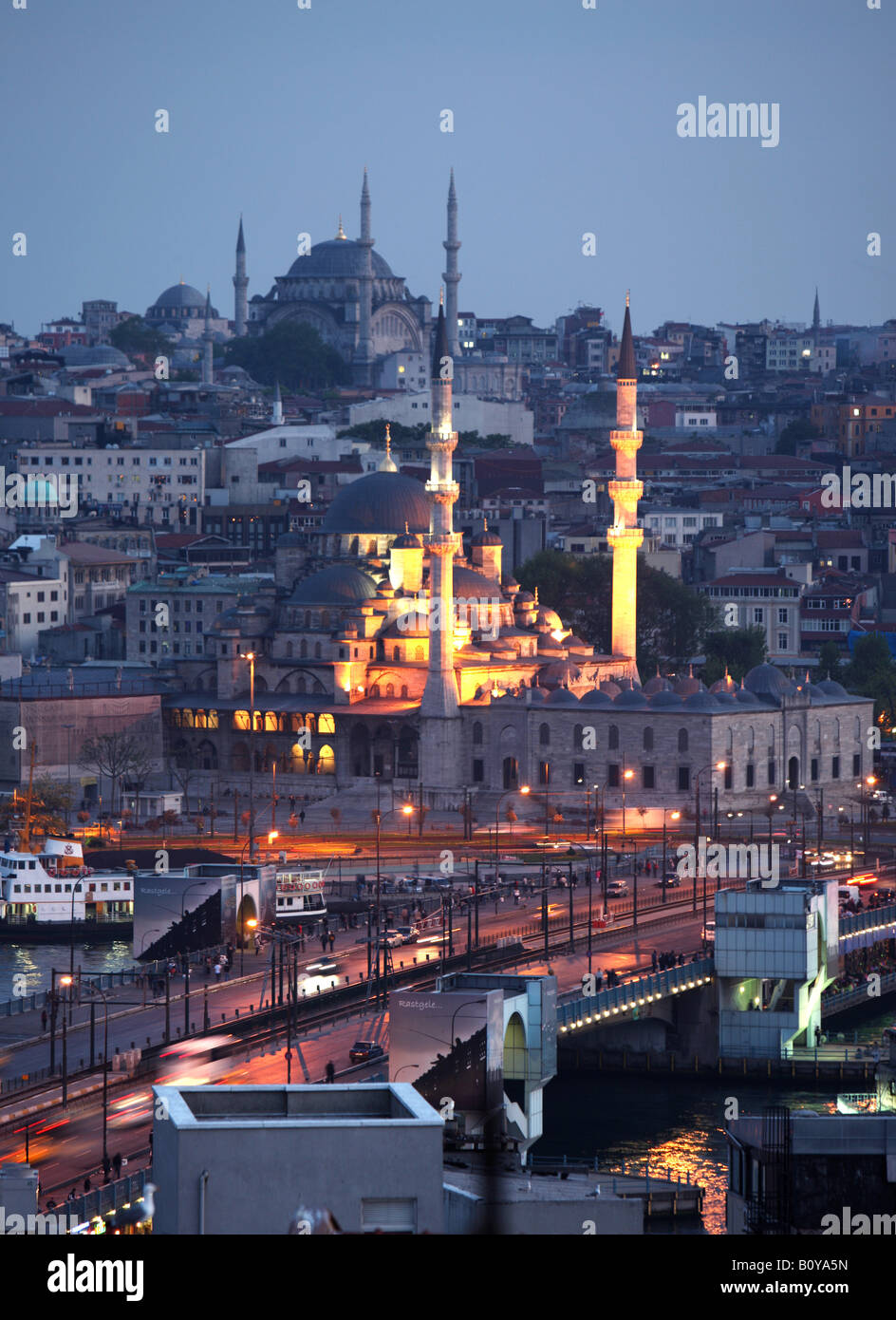 TUR Turchia Istanbul Ponte Galata Golden Horn moschee Foto Stock