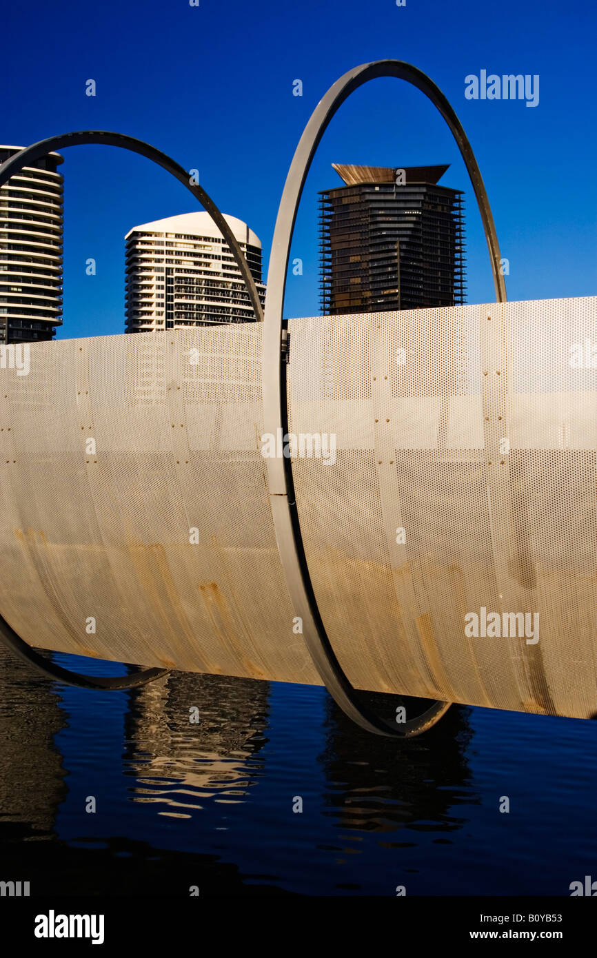 Melbourne Docklands / 'Webb bridge' è un moderno ponte pedonale in 'Melbourne Docklands' Australia. Foto Stock