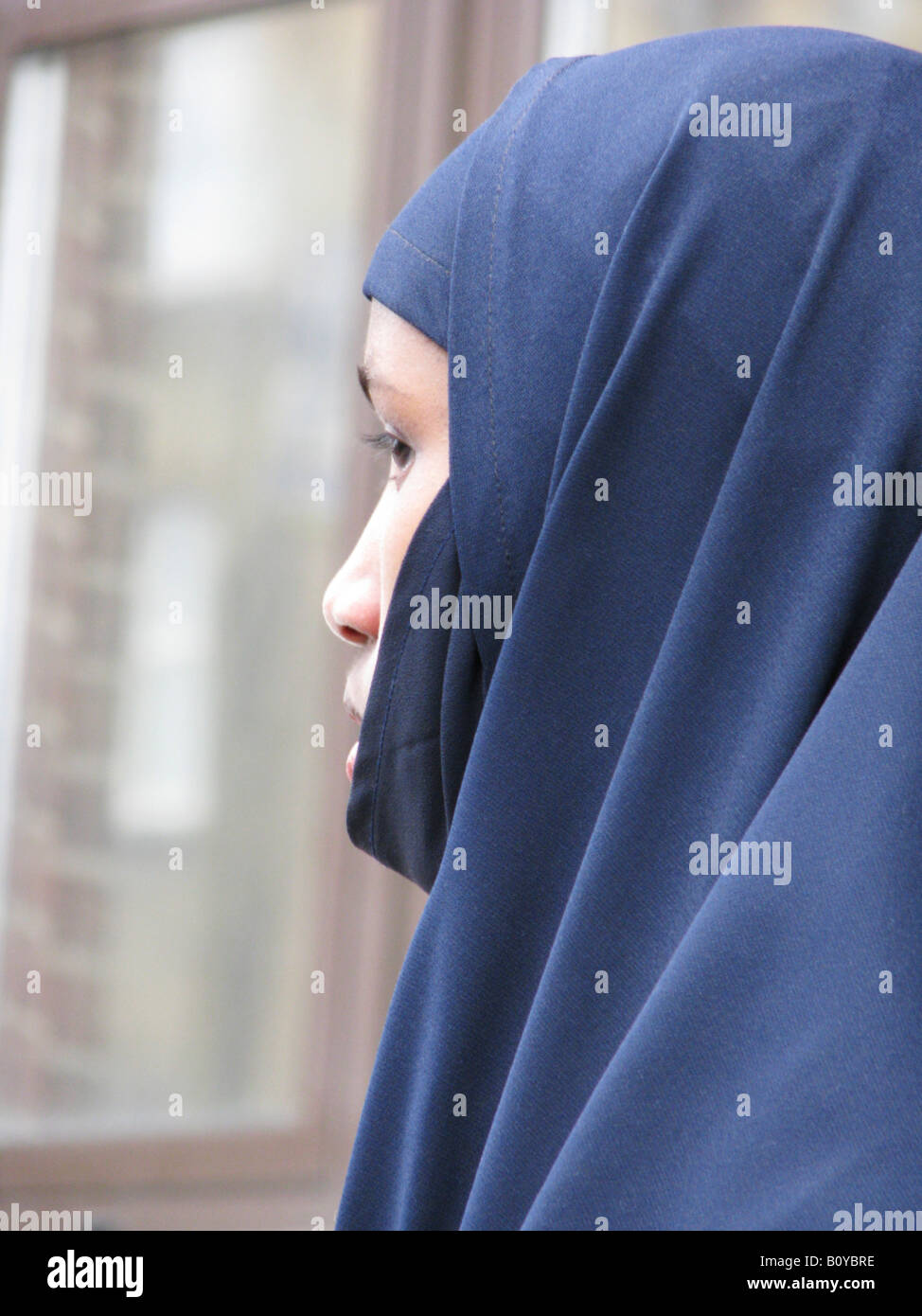 Donna musulmana con testa sciarpa in centro città, Regno Unito, Londra Foto Stock