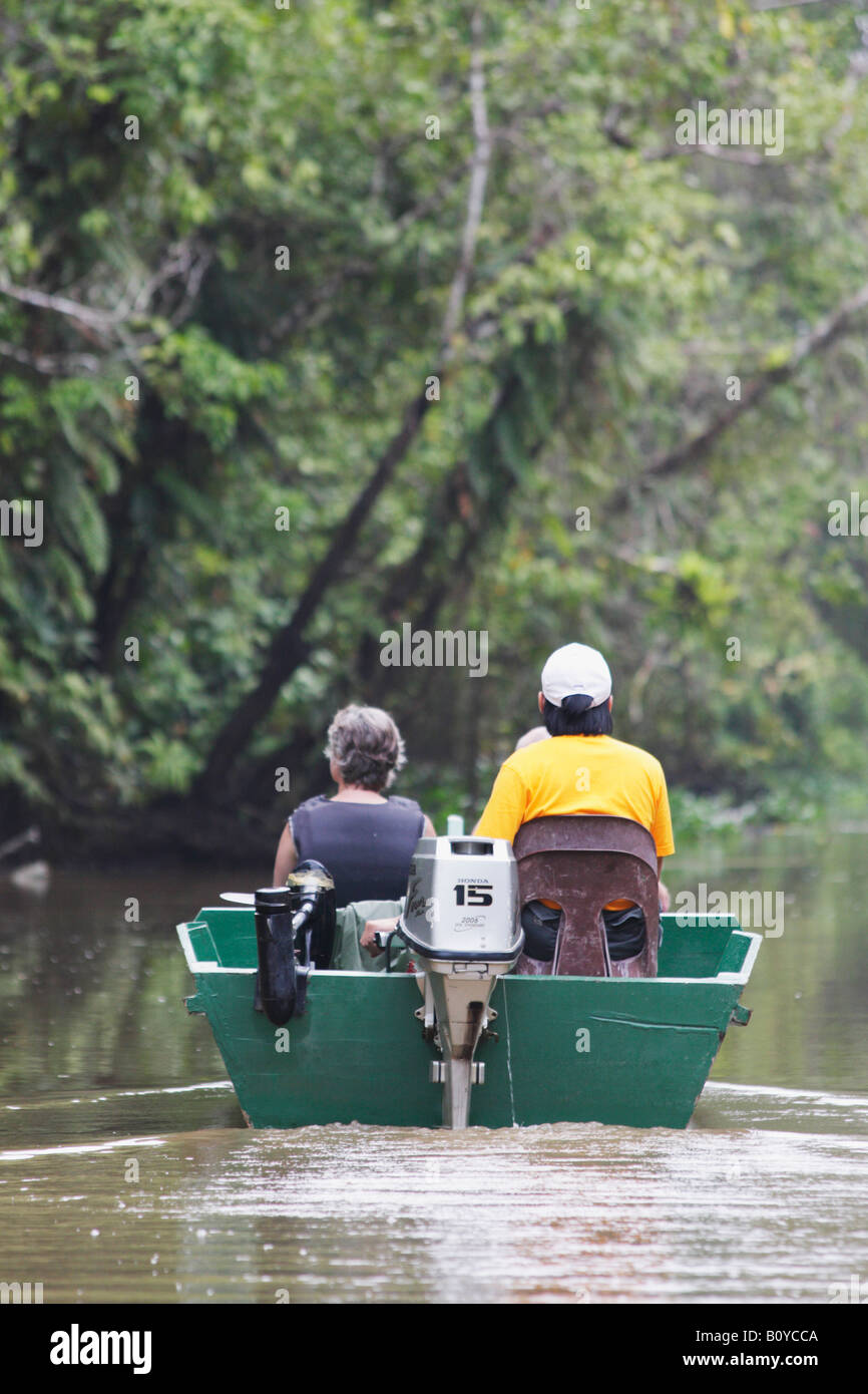 I turisti tenendo gita in barca lungo il fiume nella giungla, Sukau, Sabah Malaysian Borneo Foto Stock