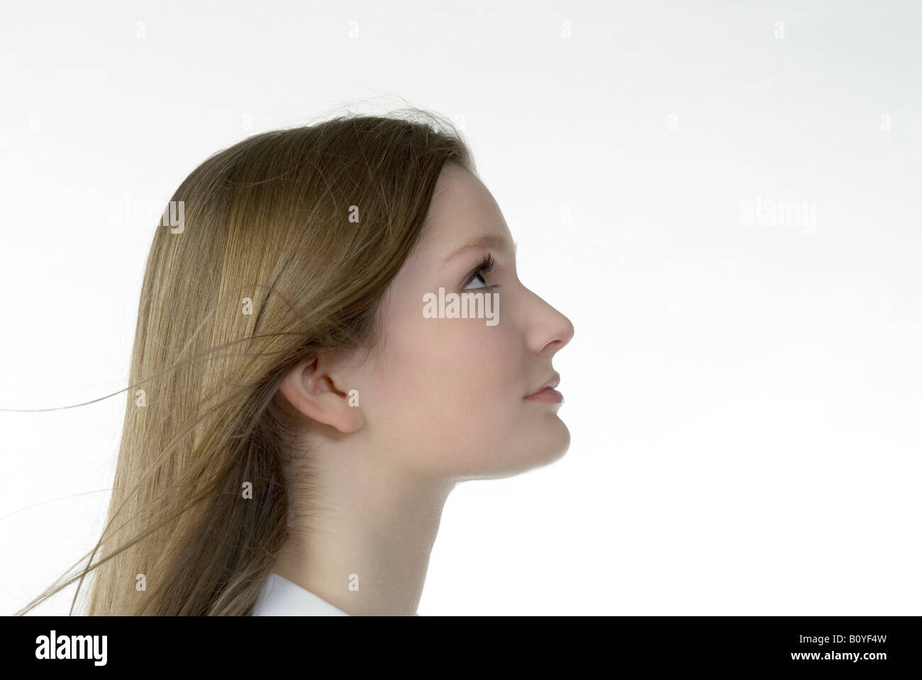 Ragazza bionda (13-14) vista laterale, ritratto Foto Stock