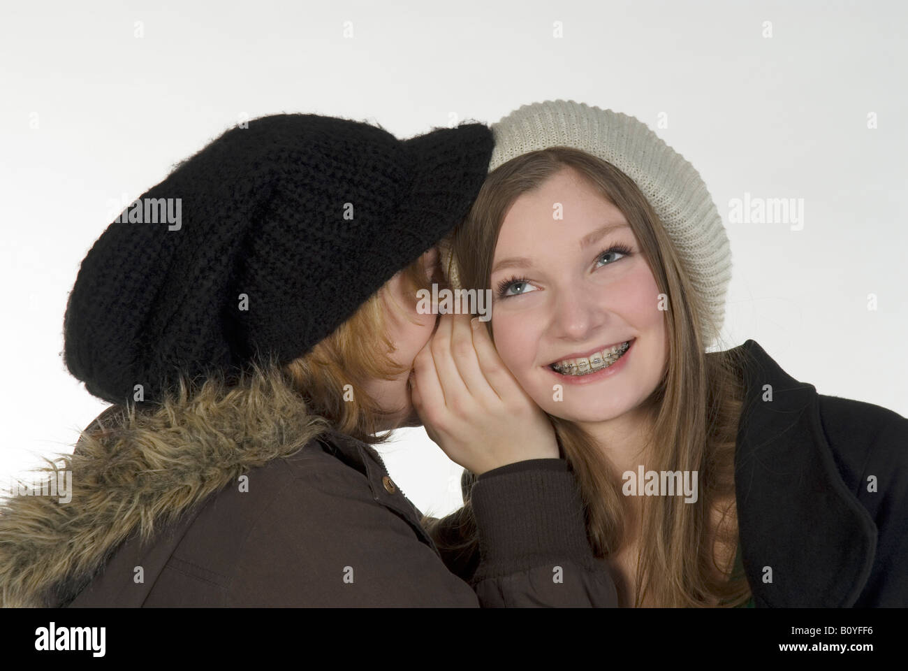 Due amiche (13-14) whispering, ritratto Foto Stock