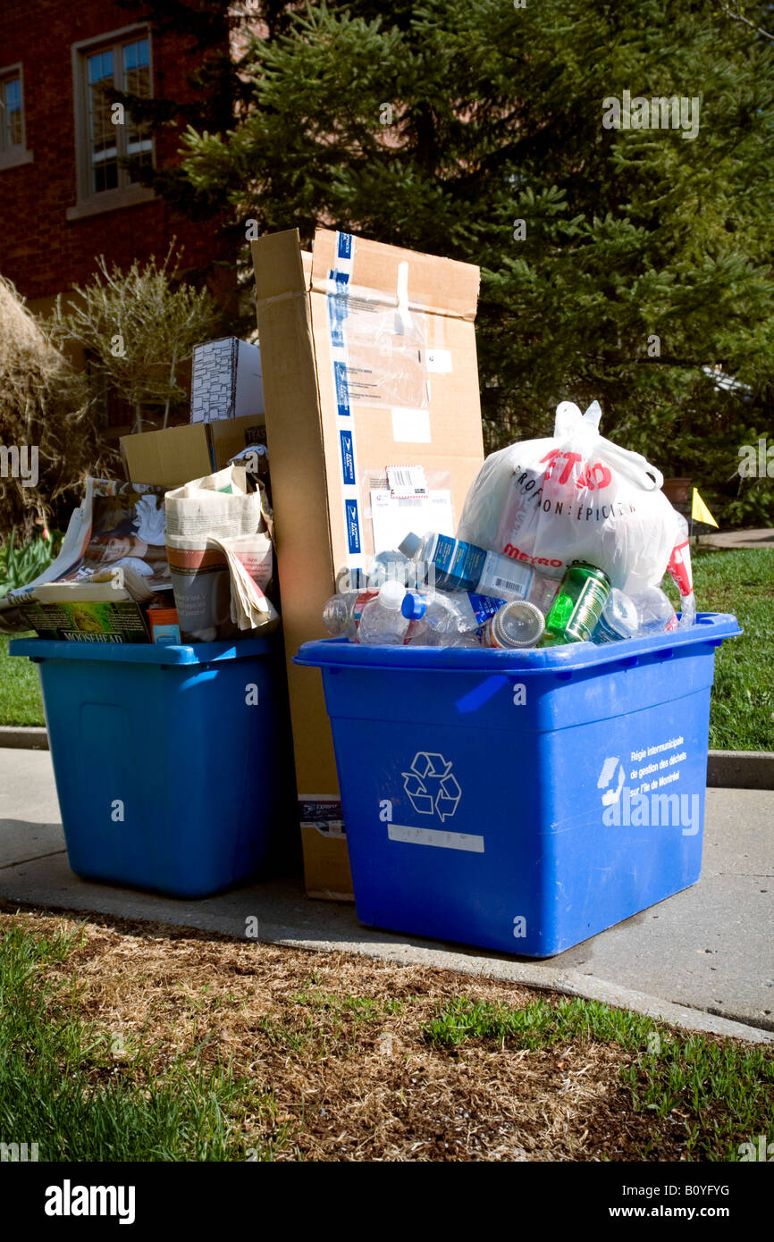 Riciclabile rifiuti di casa in attesa di essere raccolti a Montreal, Quebec, Canada. Foto Stock