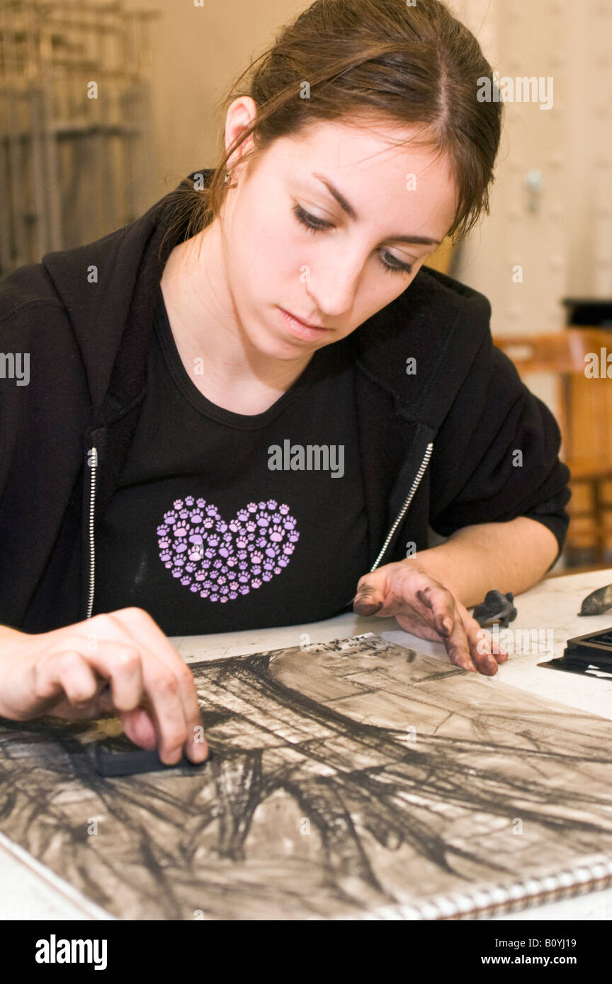 Arte studente lavora su disegno a carboncino in Visual corsi di alfabetizzazione Foto Stock