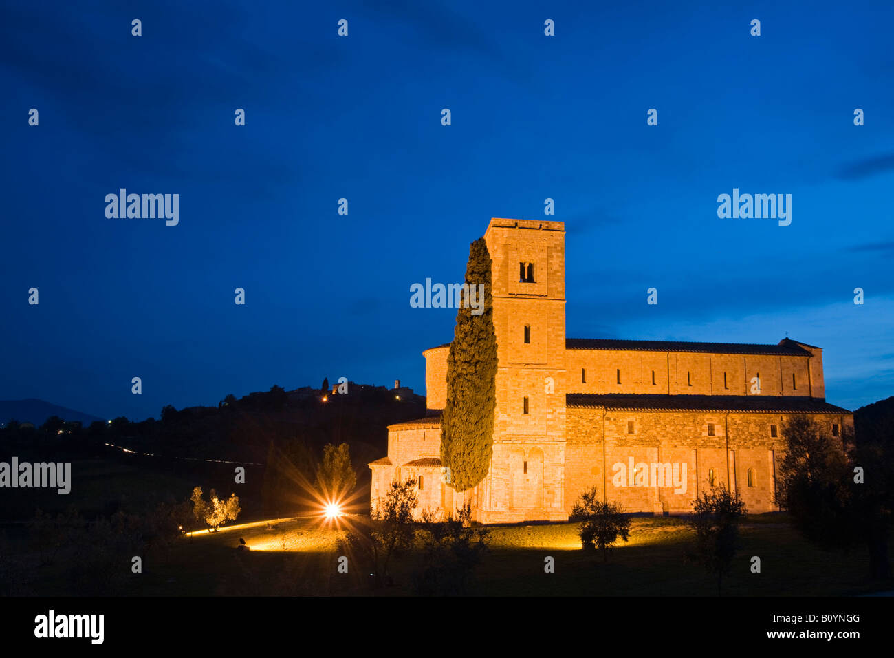 L'Italia, Toscana, Sant'Antimo chiesa di notte Foto Stock