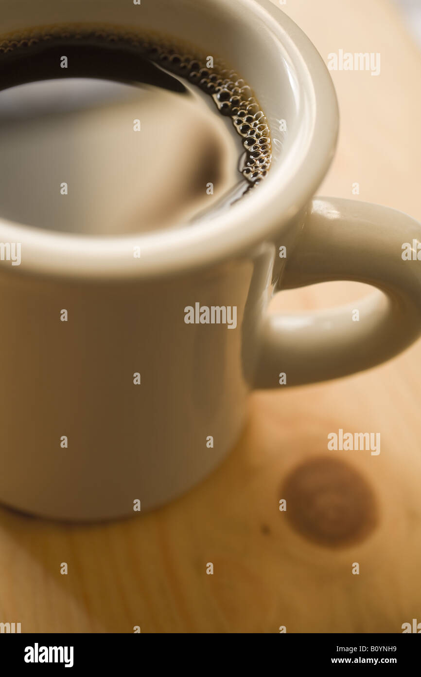 Tazza di caffè nero sulla superficie di legno Foto Stock