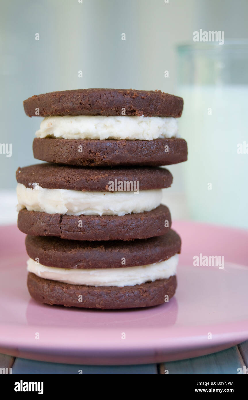Bianco e Nero Sandwich biscotti e latte Foto Stock