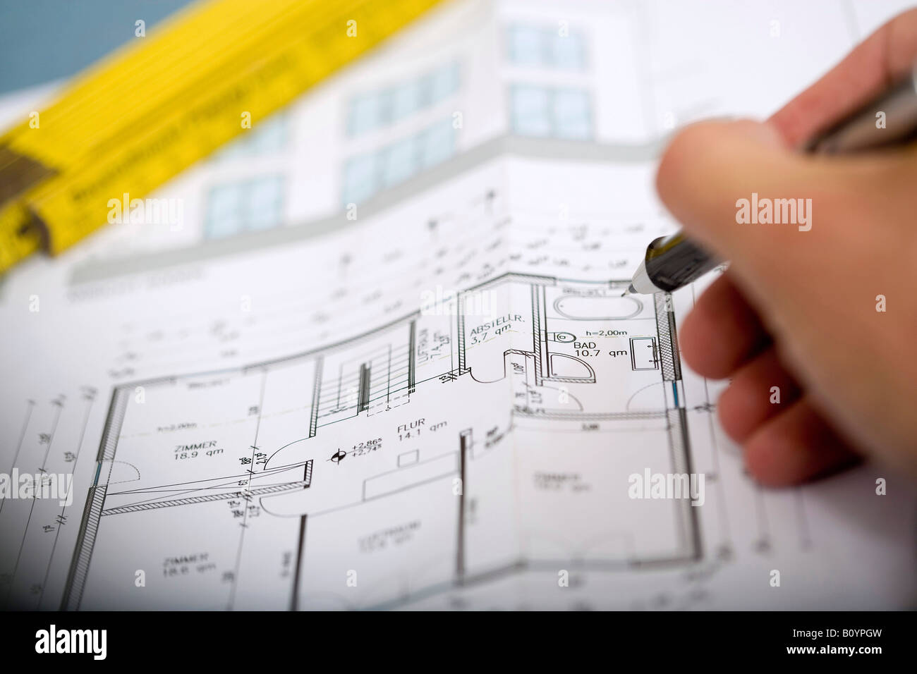 Mano d'uomo rivolto a blueprint con penna Foto Stock