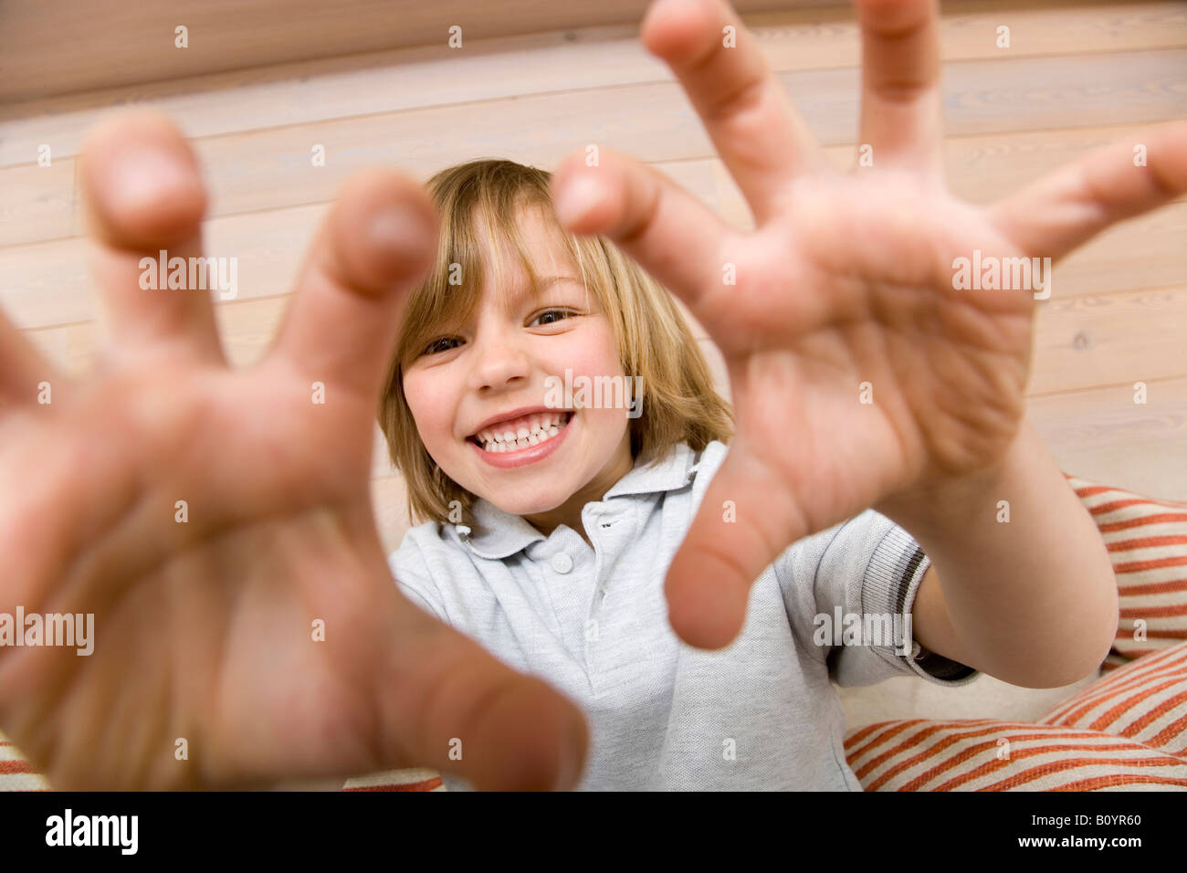 Ragazzo (8-9) rendendo volti, ritratto Foto Stock
