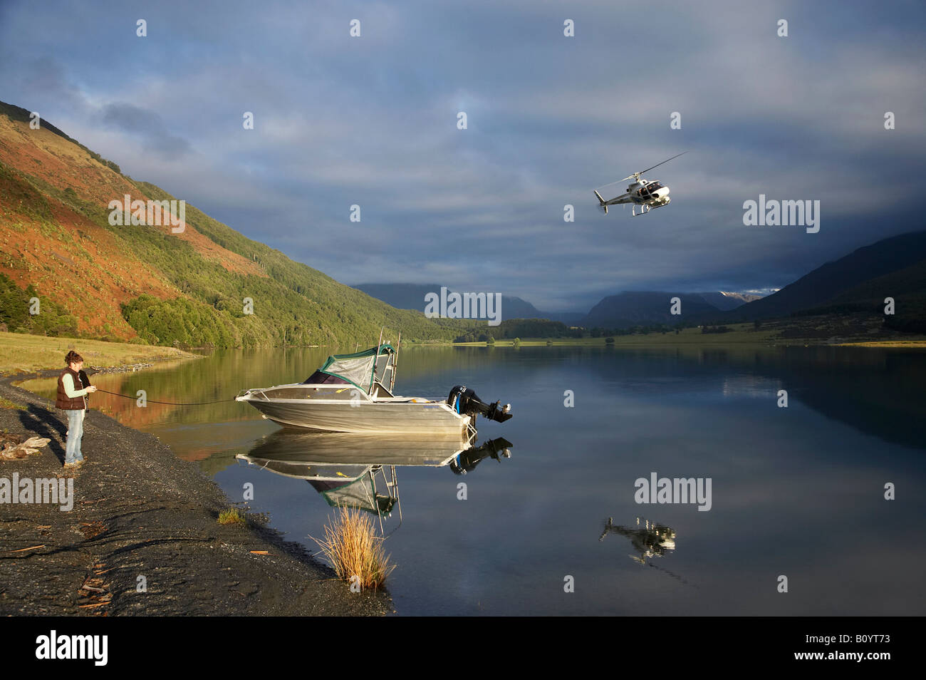 Barca e elicottero Diamond lago paradiso vicino a Glenorchy Queenstown regione Isola del Sud della Nuova Zelanda Foto Stock