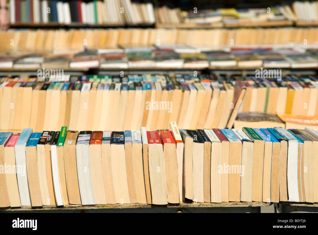 I libri tascabili a Banca del sud del mercato del libro sotto il ponte di Waterloo, London, England, Regno Unito Foto Stock