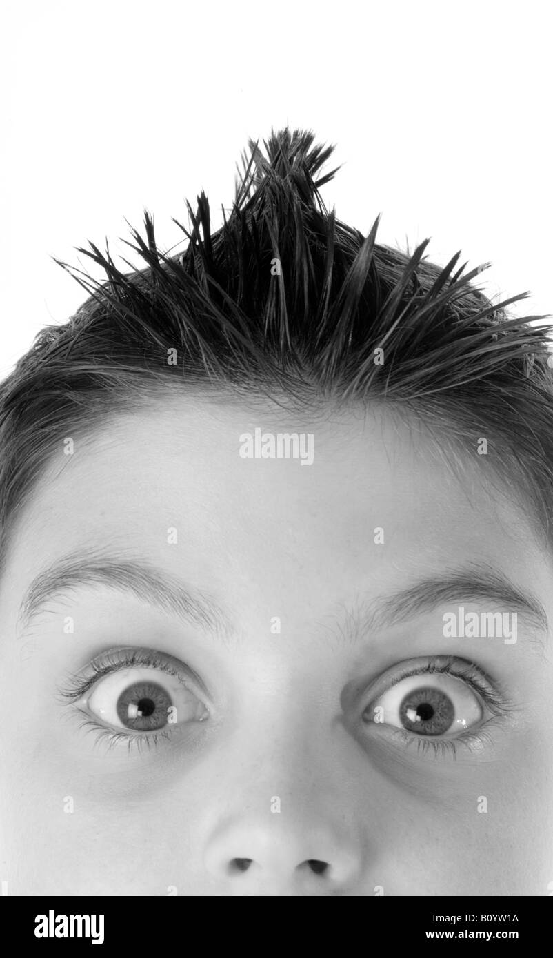 Mohawk mohegan hircut capelli stile acconciatura ragazzo sorpreso espressione cera gel viso sorpresa wide eyed gli occhi gli occhi aperti scioccato antiurto Foto Stock