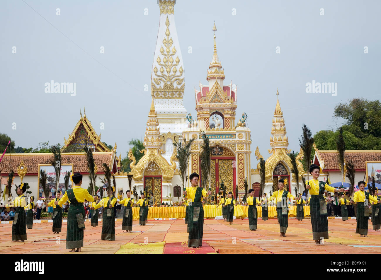 Danzatrici tailandesi al Wat Phra That Phnom - che di Phnom, Nakhon Phnom provincia, Thailandia Foto Stock