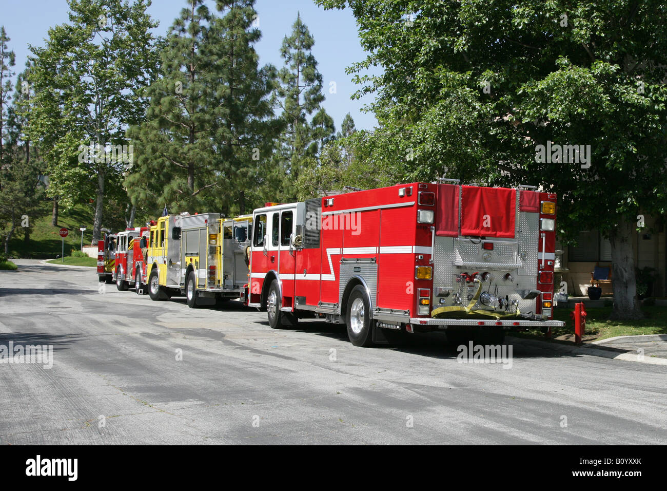 Motori Fire parcheggiata su una strada residenziale Foto Stock