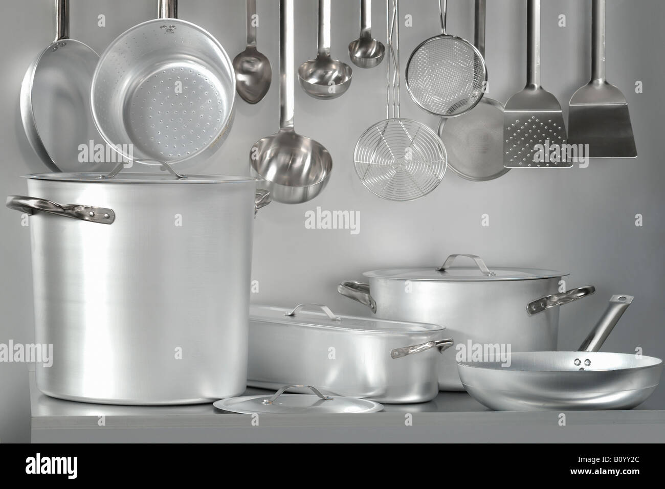 In acciaio inox e alluminio professionale utensili da cucina Foto stock -  Alamy