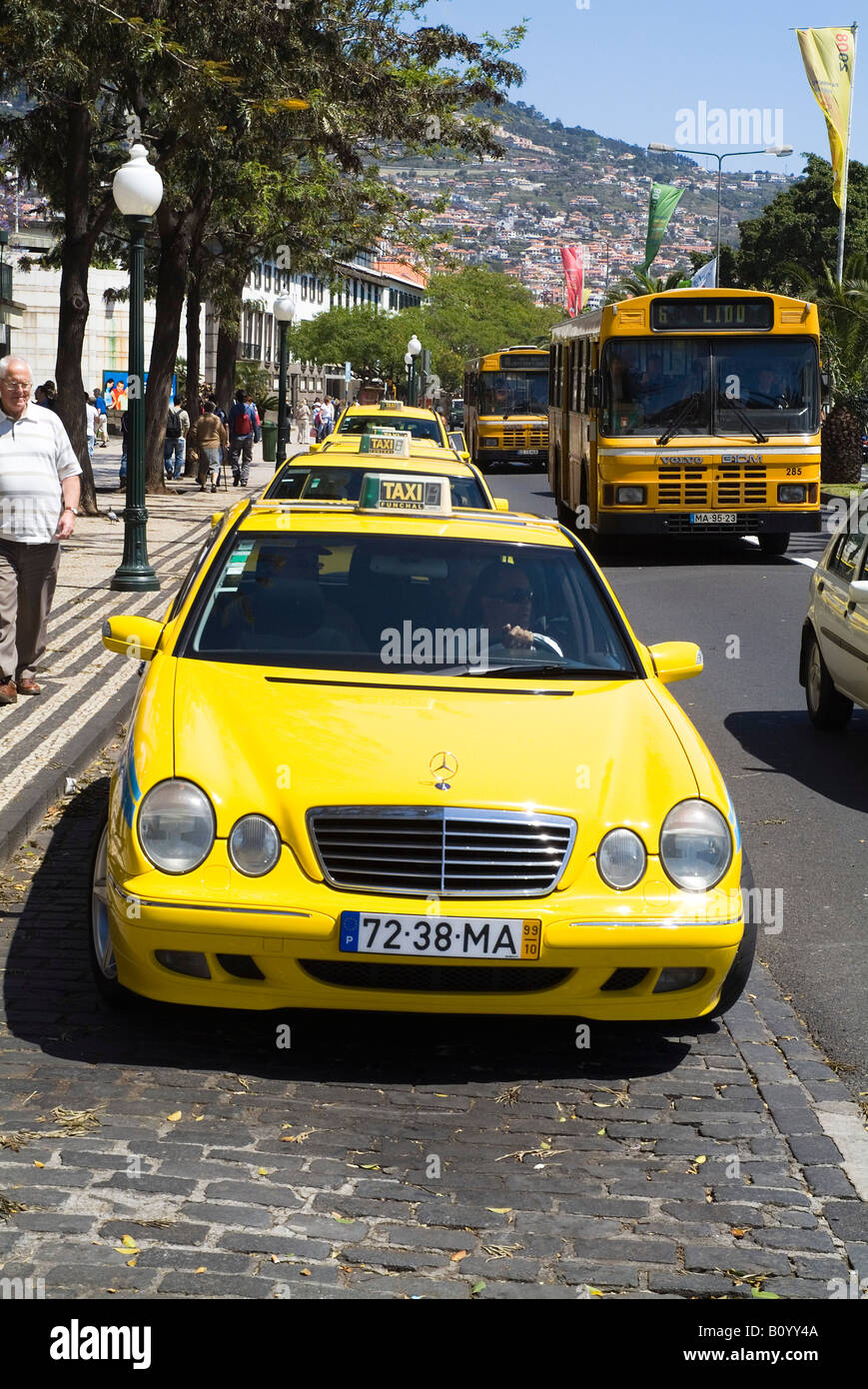 taxi dh Taxirank FUNCHAL MADEIRA Queuing Yellow taxi e autobus Funchals City Commuter taxi fila rank Foto Stock